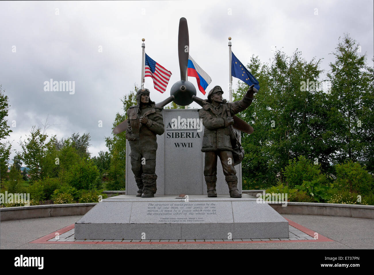 Bandiere di Stati Uniti, Russia e Alaska a WW II monumento. Foto Stock