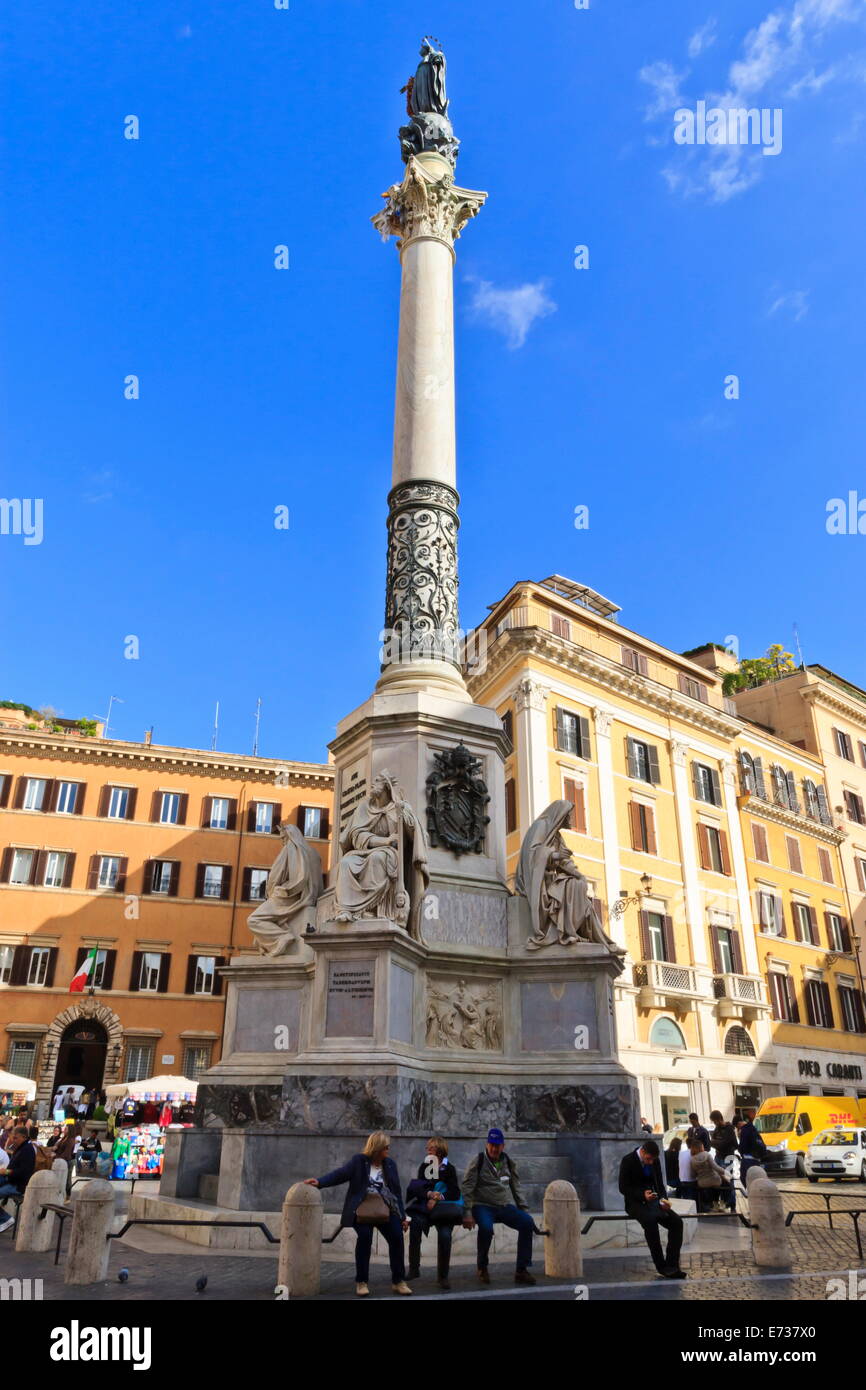 I turisti si prendono una pausa al di sotto di una colonna, Roma, Lazio, l'Italia, Europa Foto Stock