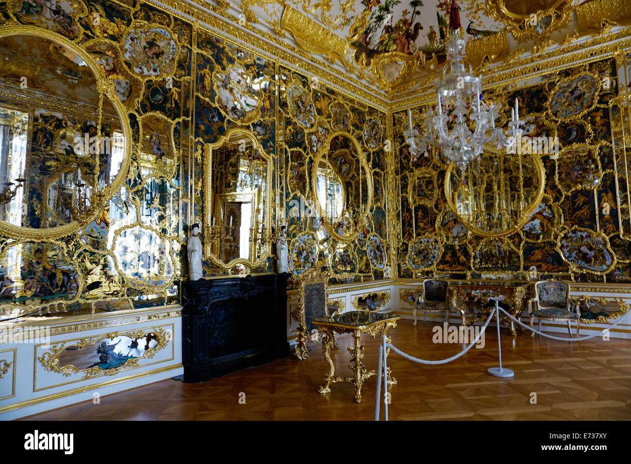 L'armadio a specchio in camera il Residence Palace, sito Patrimonio Mondiale dell'UNESCO, Wurzburg, Baviera, Germania, Europa Foto Stock