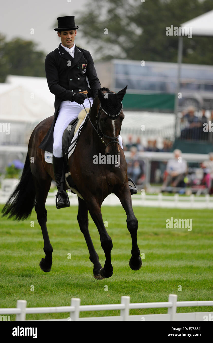 Burghley House, Stamford, Lincolnshire, Regno Unito. Il 4 settembre, 2014. Jonathan Paget [NZL] riding Clifton promessa durante la fase di Dressage del 2014 Land Rover Burghley Horse Trials tenutosi presso Burghley House, Stamford, Lincolnshire Credito: Jonathan Clarke/Alamy Live News Foto Stock