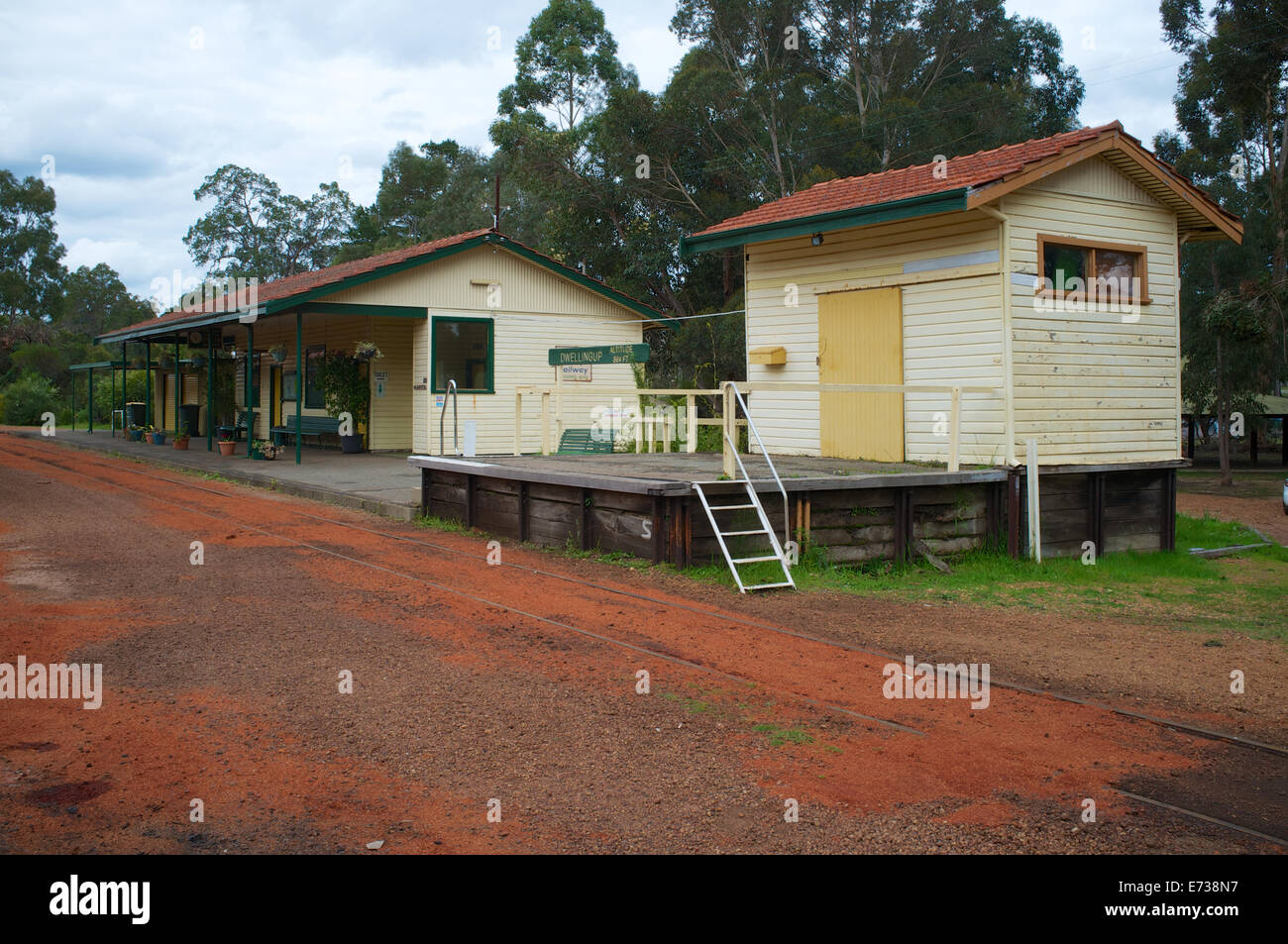 Stazione Dwellingup e la casa della Valle di Cotam Ferrovia Turistica nel Darling Ranges, Australia occidentale Foto Stock