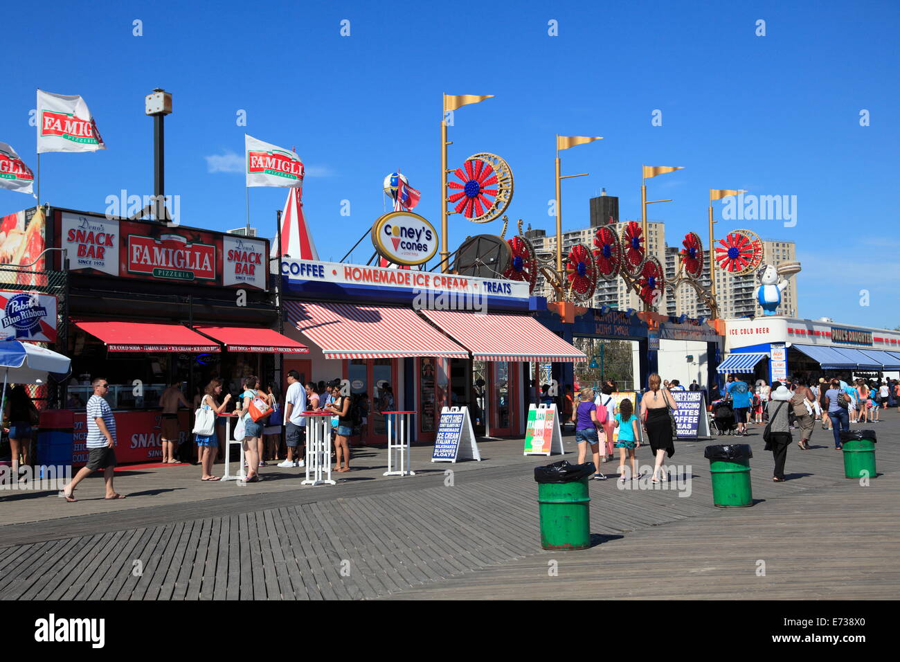 Il Boardwalk, Coney Island, Brooklyn, New York City, Stati Uniti d'America, America del Nord Foto Stock
