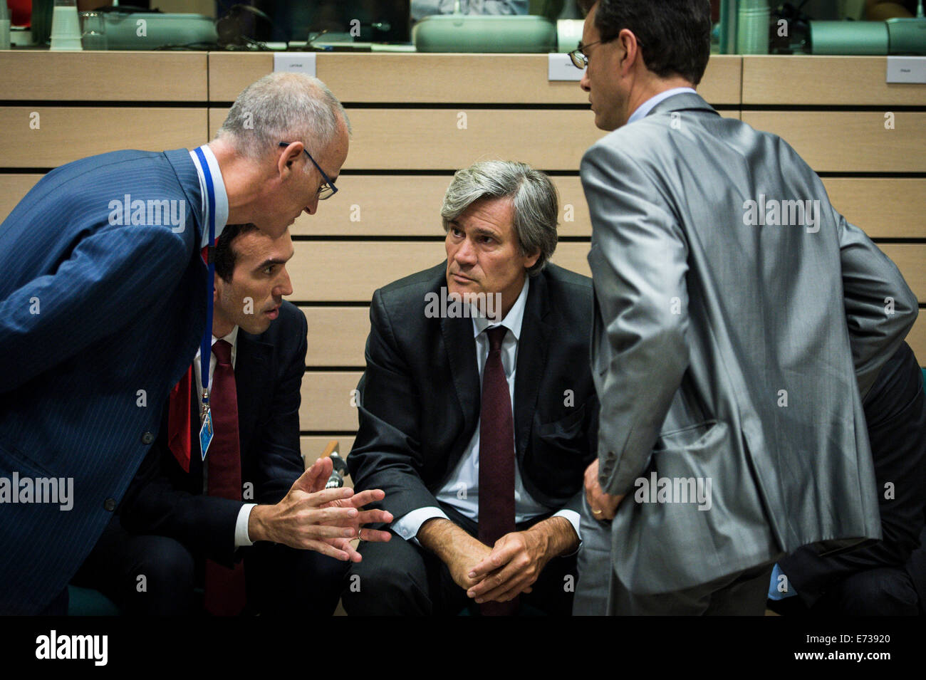 Bruxelles, BXL, Belgio. 5 Sep, 2014. Il ministro dell'Agricoltura francese, Stephane Le Foll chat con il suo staff prima di una riunione straordinaria del Parlamento il Consiglio agricoltura a Bruxelles, in Belgio. I MINISTRI DELL'AGRICOLTURA DELL'UE incontra come embargo russo colpisce gli agricoltori europei su 05.09.2014 da Wiktor Dabkowski Credito: Wiktor Dabkowski/ZUMA filo/Alamy Live News Foto Stock