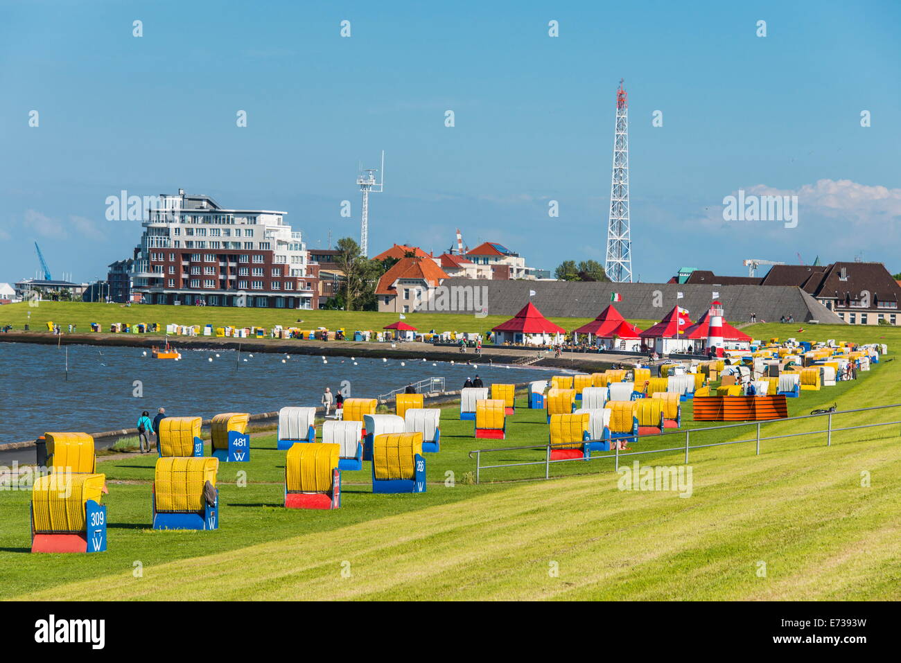 Colorate sedie a sdraio sulla spiaggia di Cuxhaven, Bassa Sassonia, Germania, Europa Foto Stock