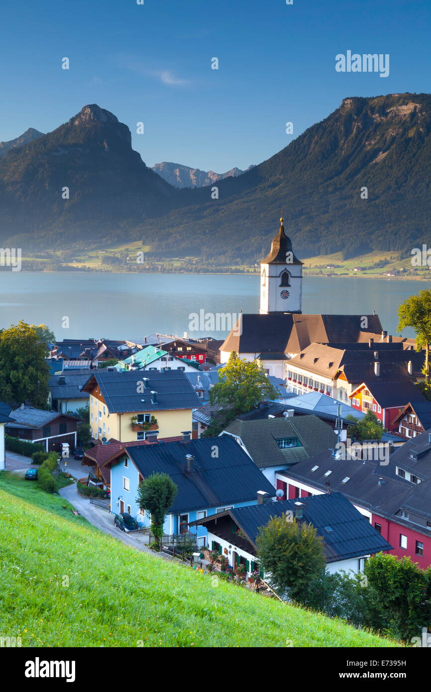 Vista in elevazione sopra la Chiesa Parrocchiale e St. Wolfgang, lago Wolfgangsee, Flachgau, Salisburgo, Austria superiore, Austria, Europa Foto Stock