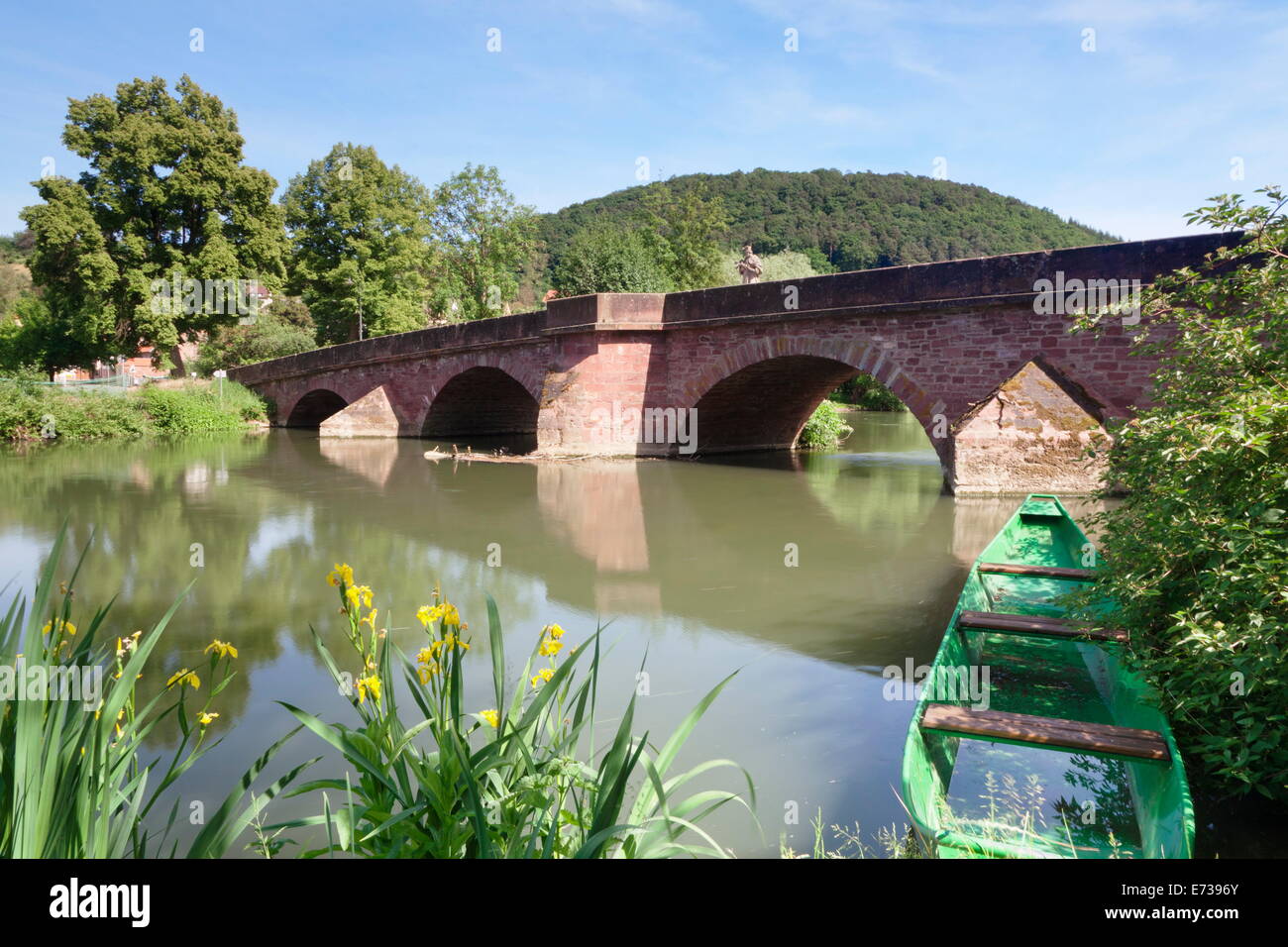Ponte sul fiume Tauber, Gamburg, valle Taubertal, Strada Romantica, (Romantische Strasse) Baden Wurttemberg, Germania, Europa Foto Stock