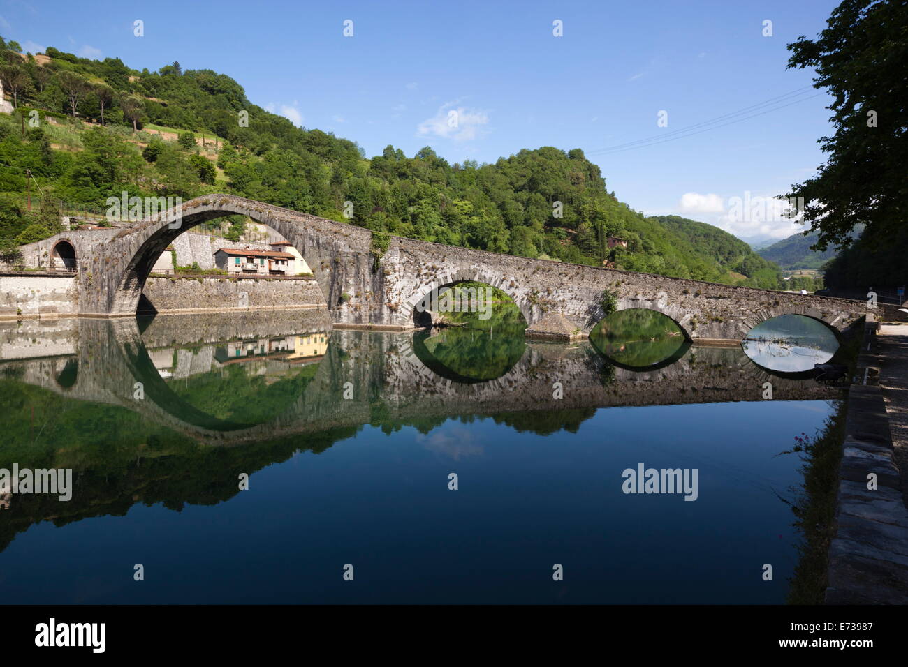 Ponte medievale di Ponte della Maddalena sul fiume Serchio, Borgo a Mozzano, vicino Lucca, della Garfagnana, Toscana, Italia, Europa Foto Stock