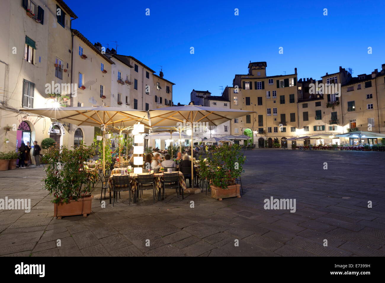 Ristoranti in serata nella piazza Anfiteatro Romano, Lucca, Toscana, Italia, Europa Foto Stock