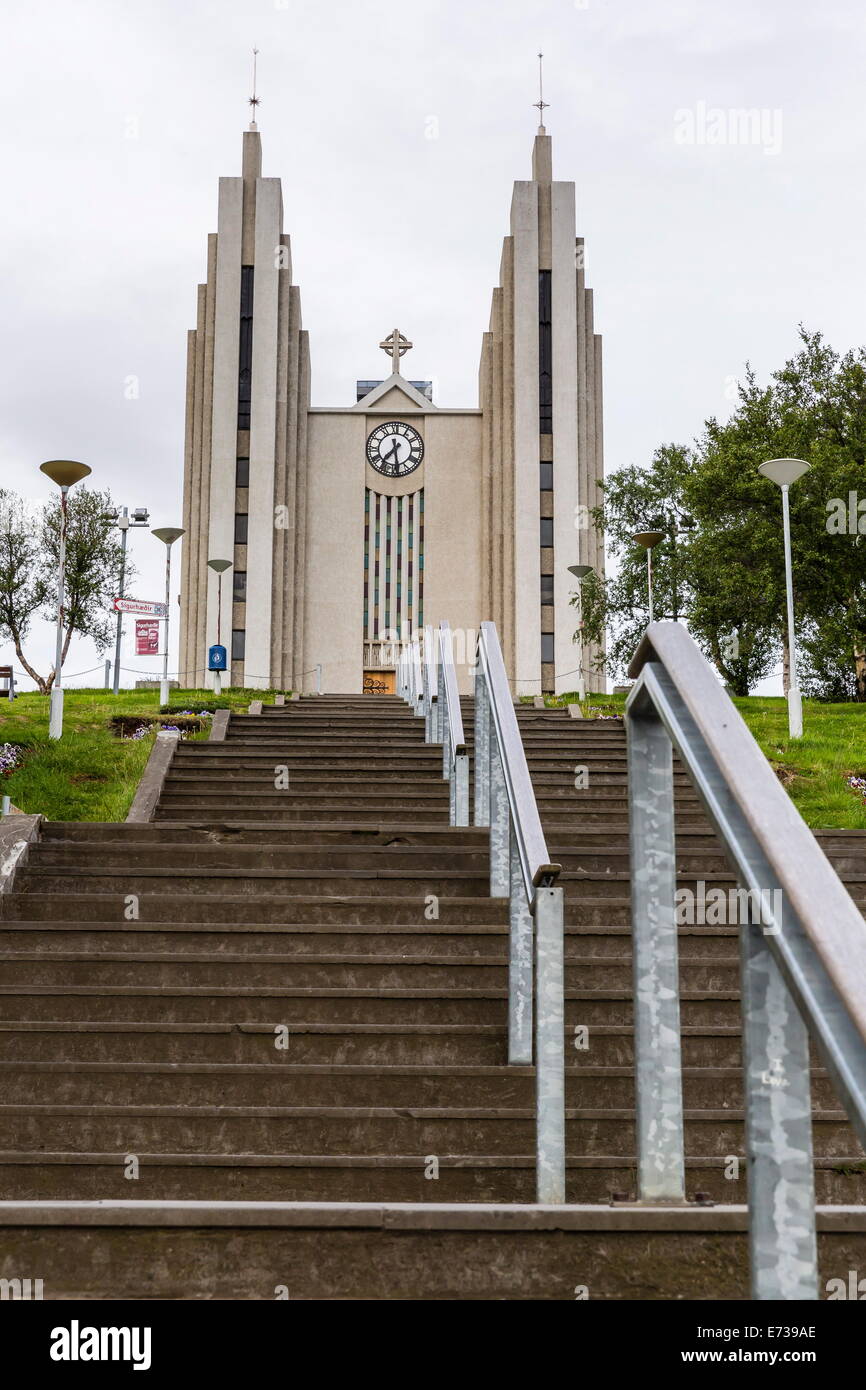 Vista esterna della chiesa luterana di Akureyri, Akureyrarkirkja, Islanda, regioni polari Foto Stock