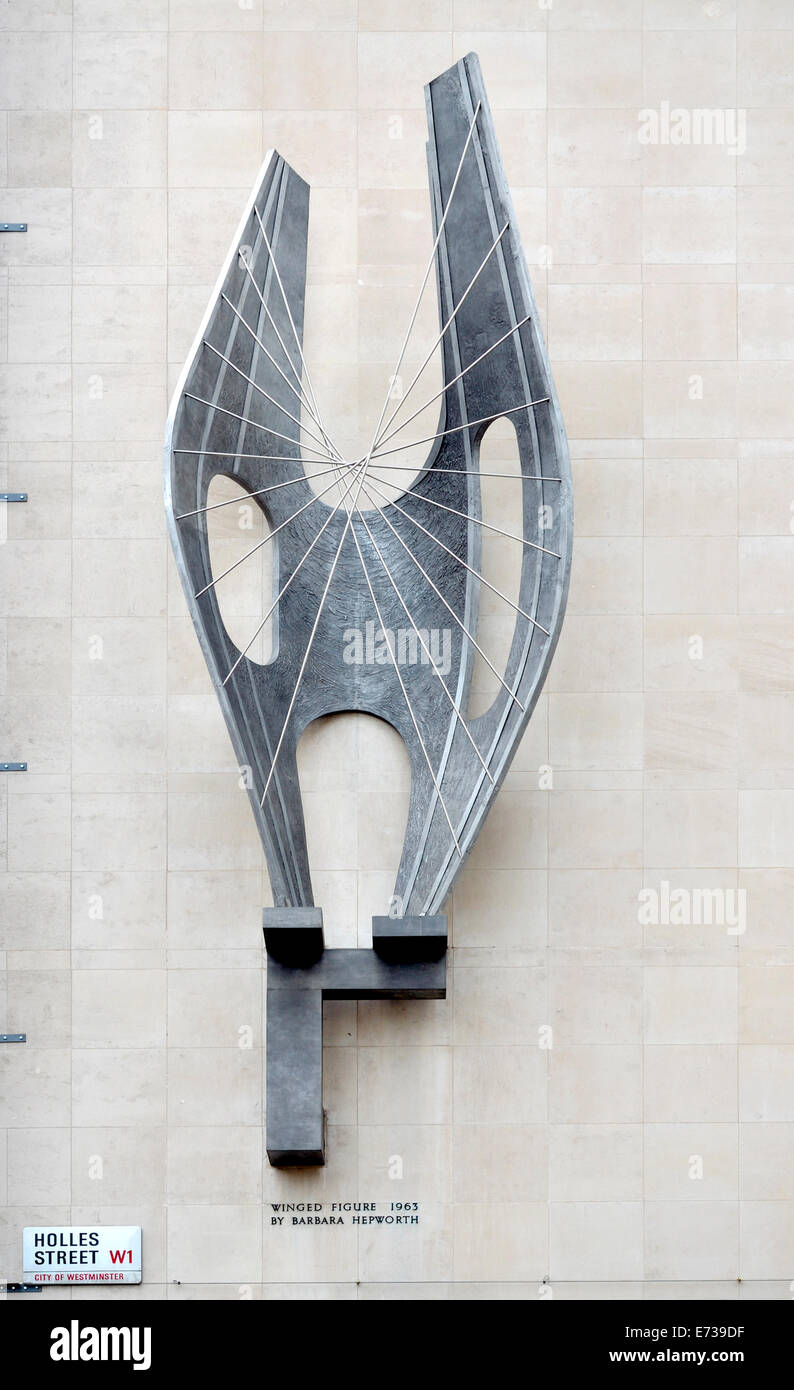 Londra, Inghilterra, Regno Unito. 'Figura alata' (BH315 - 1962) da Barbara Hepworth, visualizzato sulla parete di John Lewis department store Foto Stock