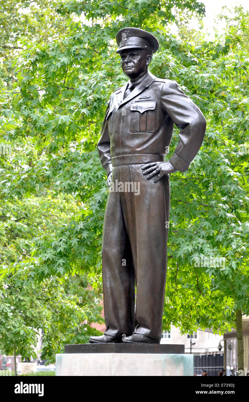 Londra, Inghilterra, Regno Unito. Statua: Presidente Dwight D Eisenhower (1890-1969) in Grosvenor Square dall'AMBASCIATA DEGLI STATI UNITI Foto Stock
