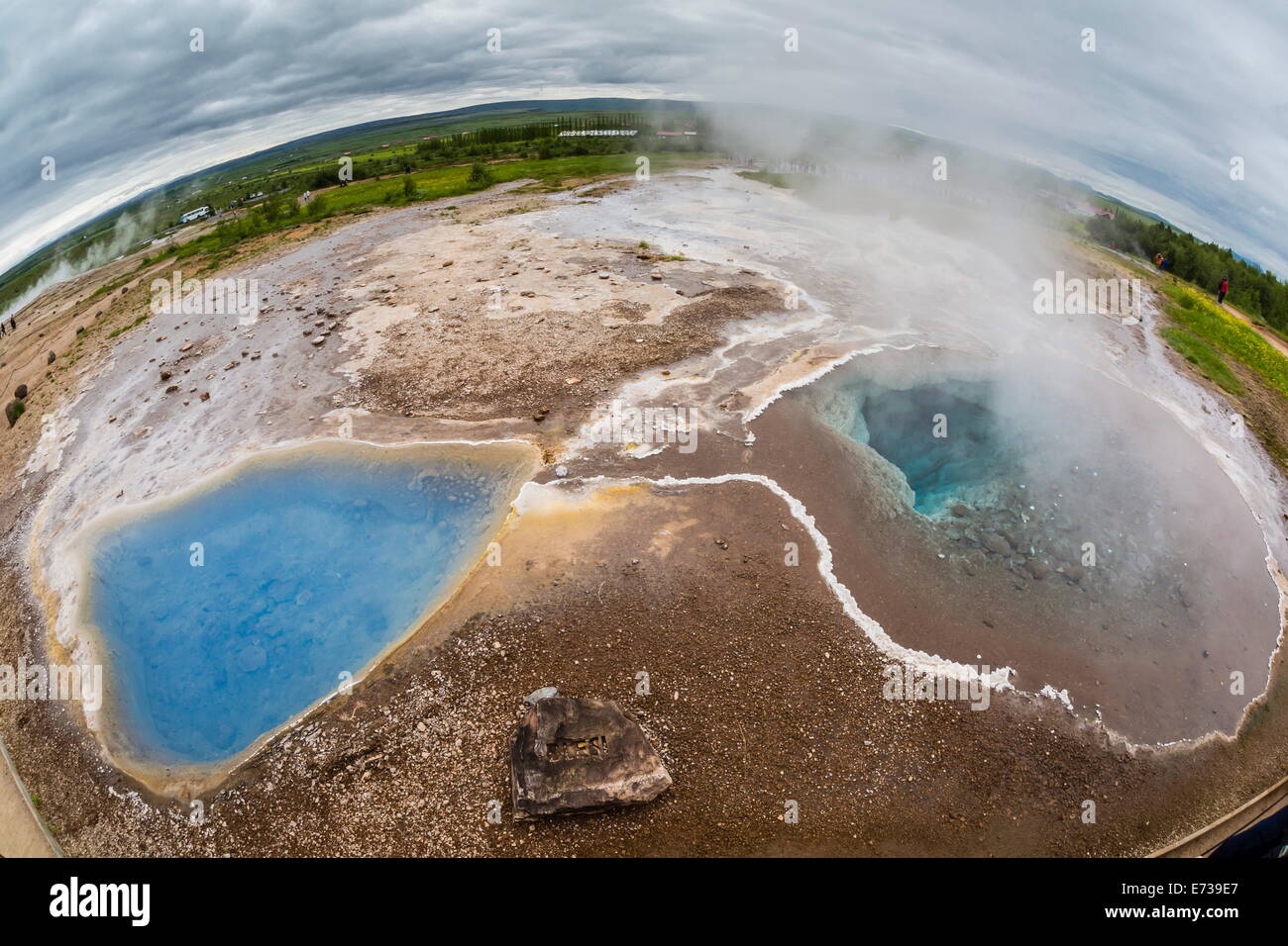 Vista delle sorgenti termali nella valle di Haukadalur sulle pendici della collina Laugarfjall, Islanda, regioni polari Foto Stock