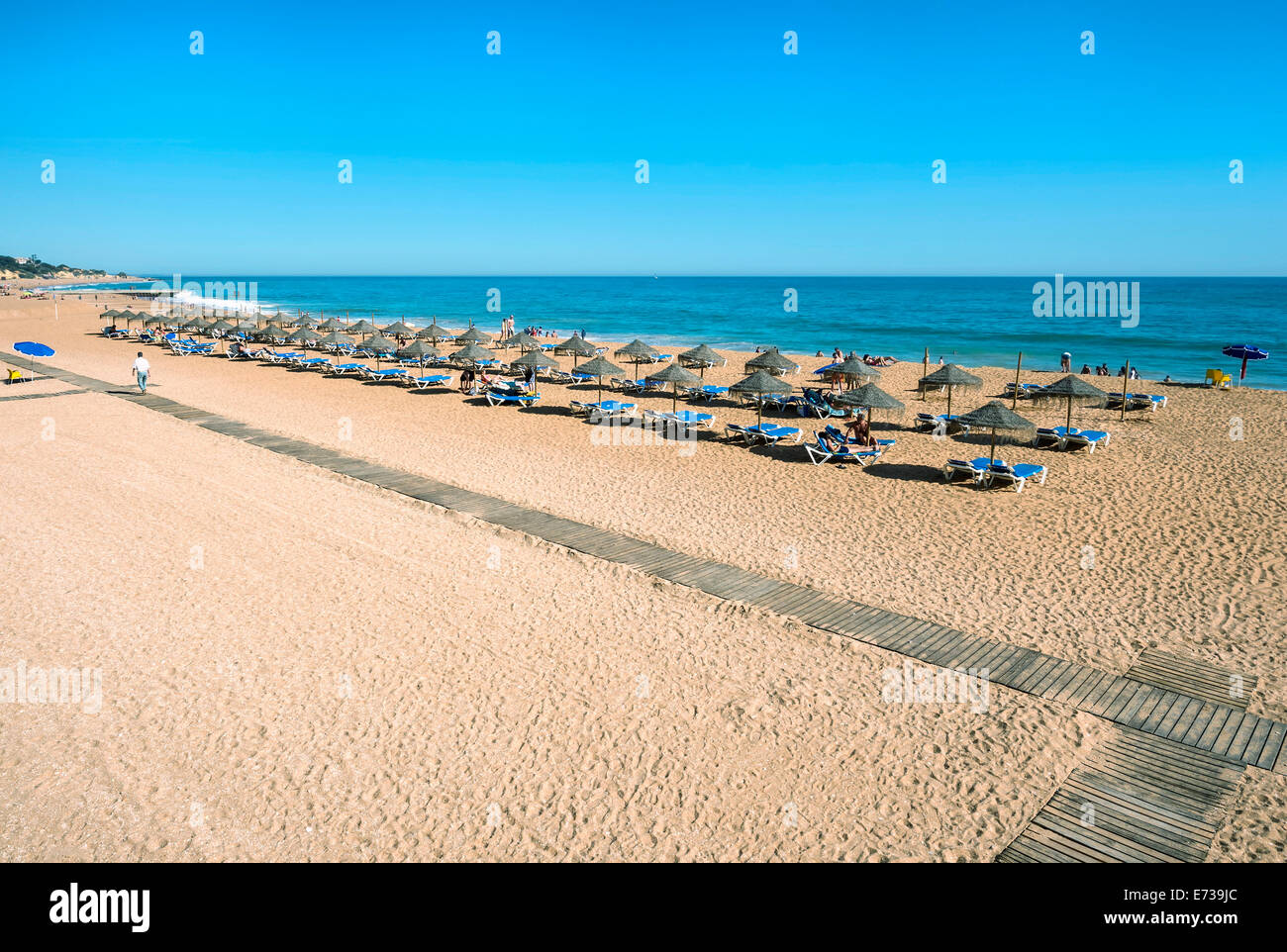 Ombrelloni e sdraio in spiaggia, spiaggia dei pescatori (Praia dos Barcos), Albufeira, Algarve, Portogallo, Europa Foto Stock