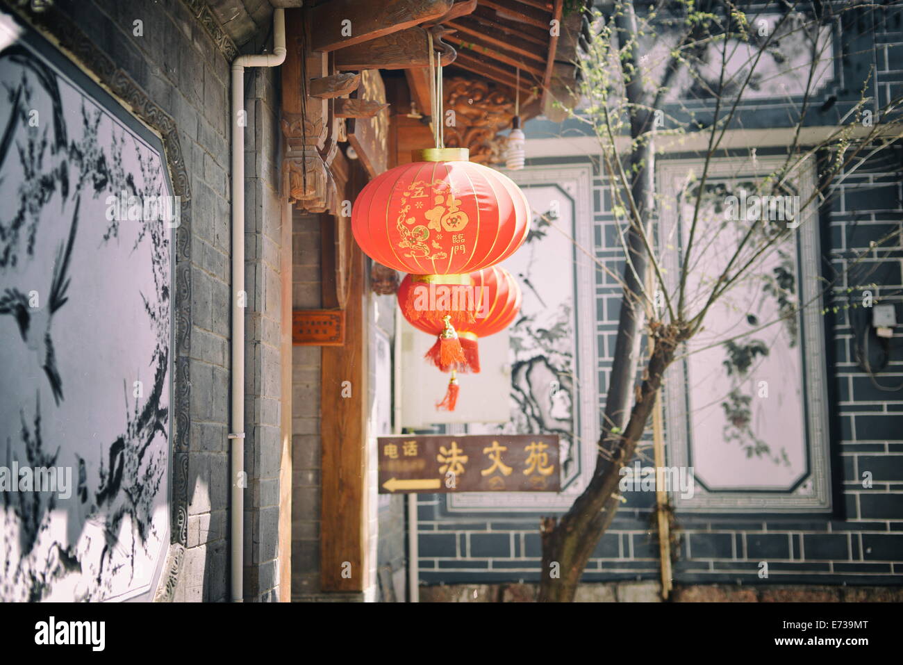 Le lanterne cinesi e dipinti murali in un vicolo di Lijiang Vecchia, sito Patrimonio Mondiale dell'UNESCO, Lijiang, Yunnan, Cina e Asia Foto Stock