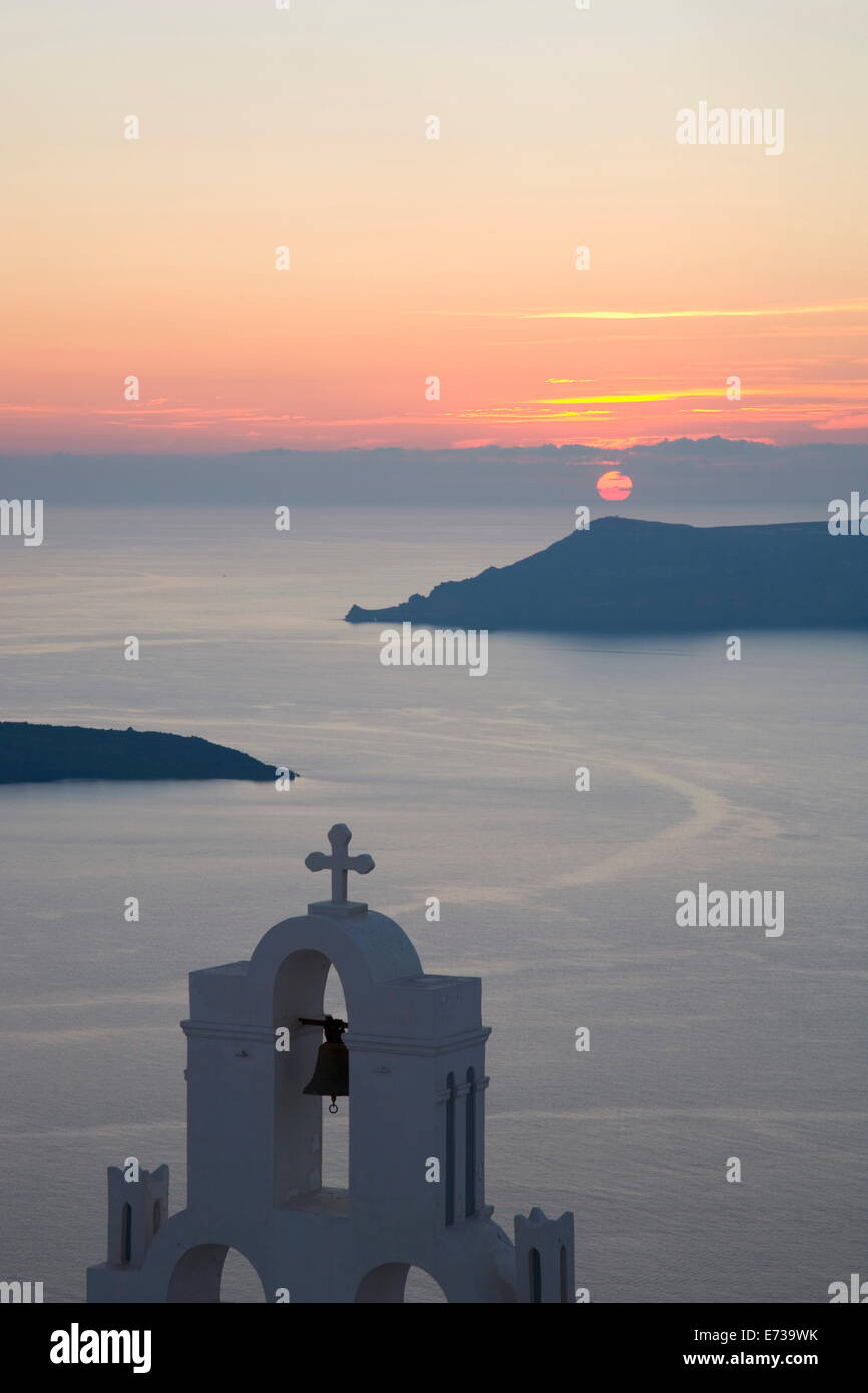 Tramonto sulla caldera, tipica chiesa in avanti, Firostefani, SANTORINI, CICLADI, Egeo meridionale, le isole greche, Grecia Foto Stock