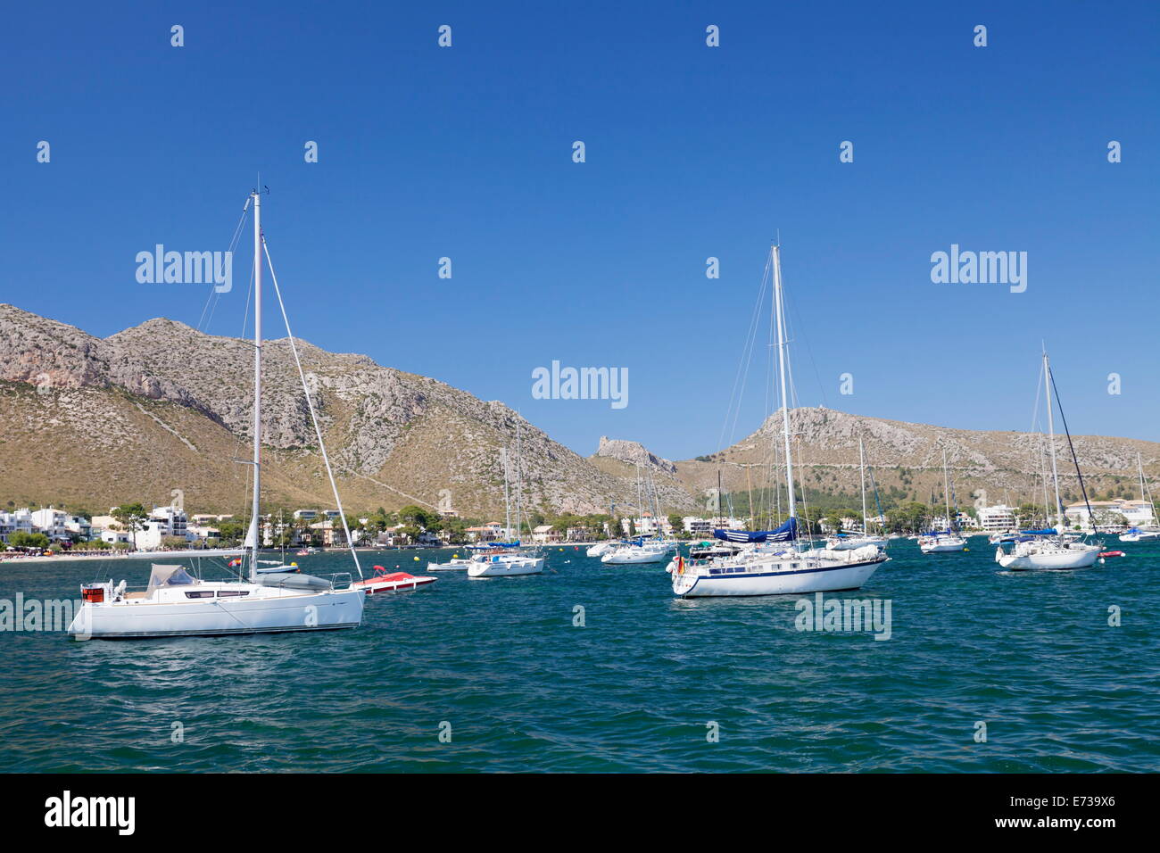Vista sulla marina di Port de Pollenca, Pollenca, Maiorca (Mallorca), isole Baleari (Islas Baleares), Spagna, Mediterranea Foto Stock