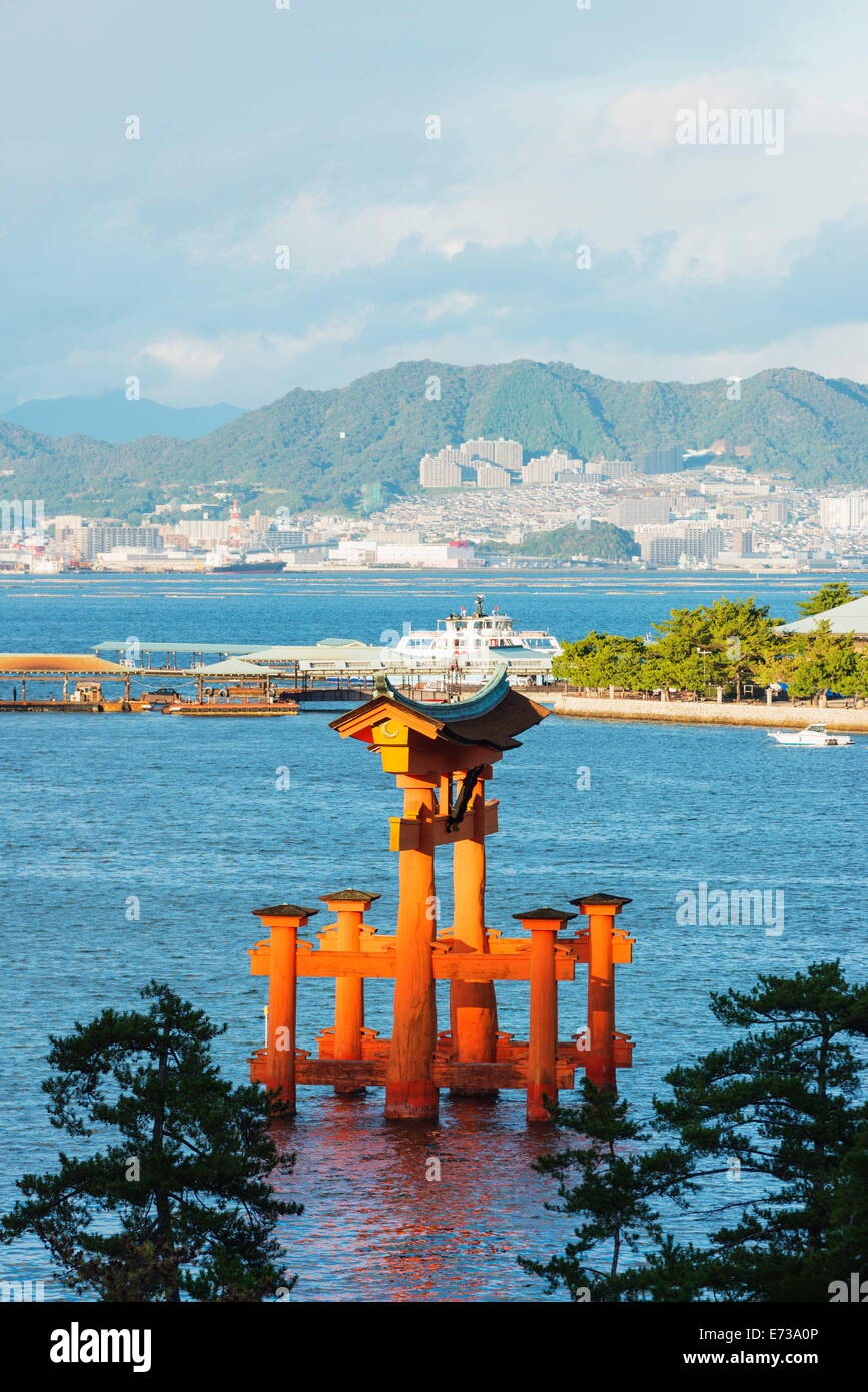 Torii gate di Itsukushima jinja sacrario scintoista, sito UNESCO, l'isola di Miyajima, Prefettura di Hiroshima, Honshu, Giappone, Asia Foto Stock