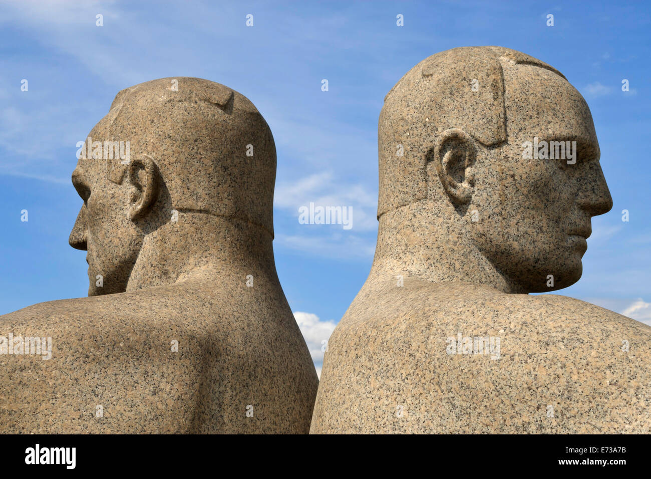Di schiena, il dettaglio di un gruppo scultoreo sul monolito Plateau da Gustav Vigeland, Frogner Park, Oslo, Norvegia, Scandinavia Foto Stock