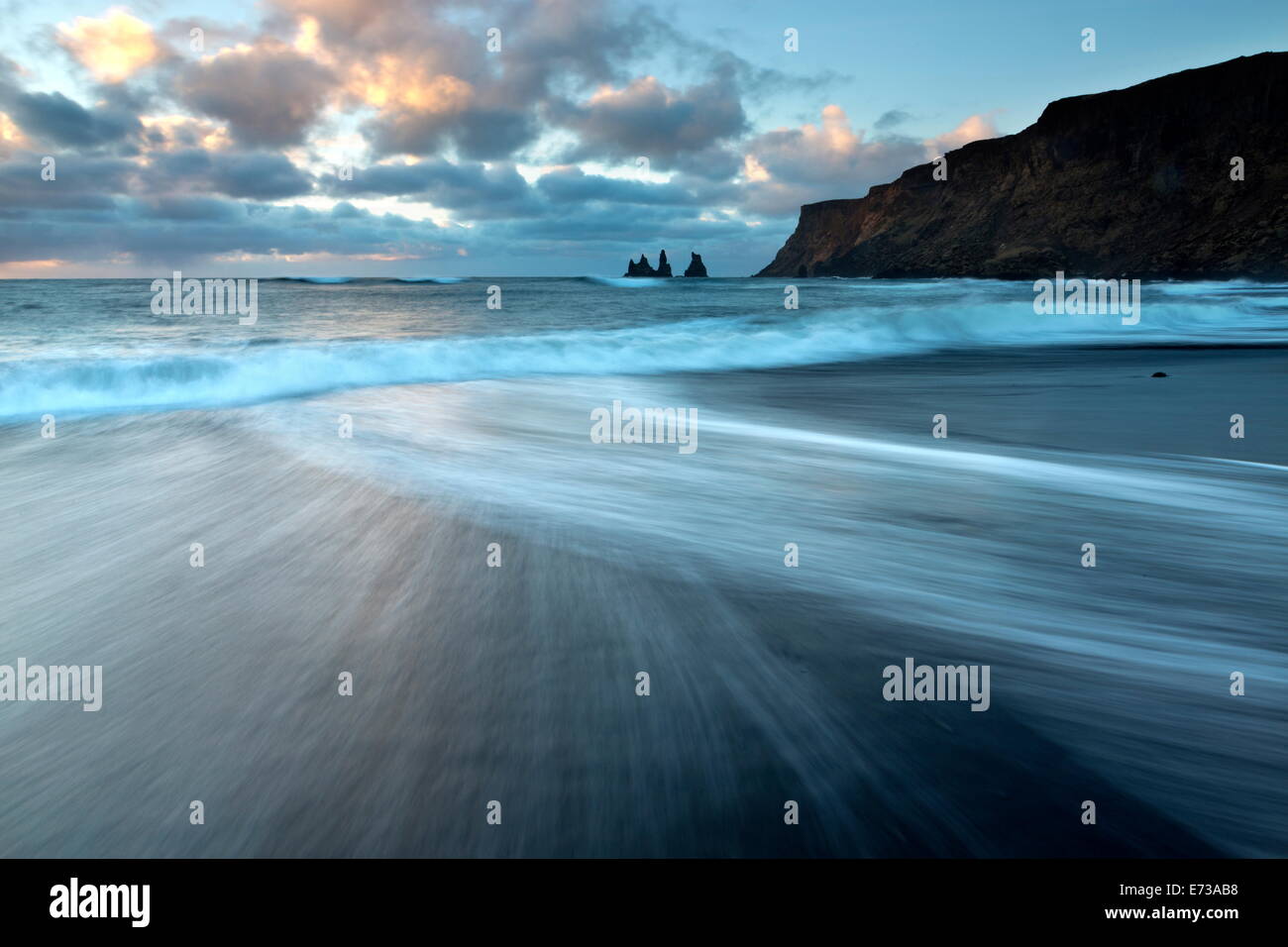 Guardando verso il mare di pile di Reynisdrangar all'alba dalla sabbia nera vulcanica spiaggia di Vik ho Myrdal, Sud Islanda Foto Stock