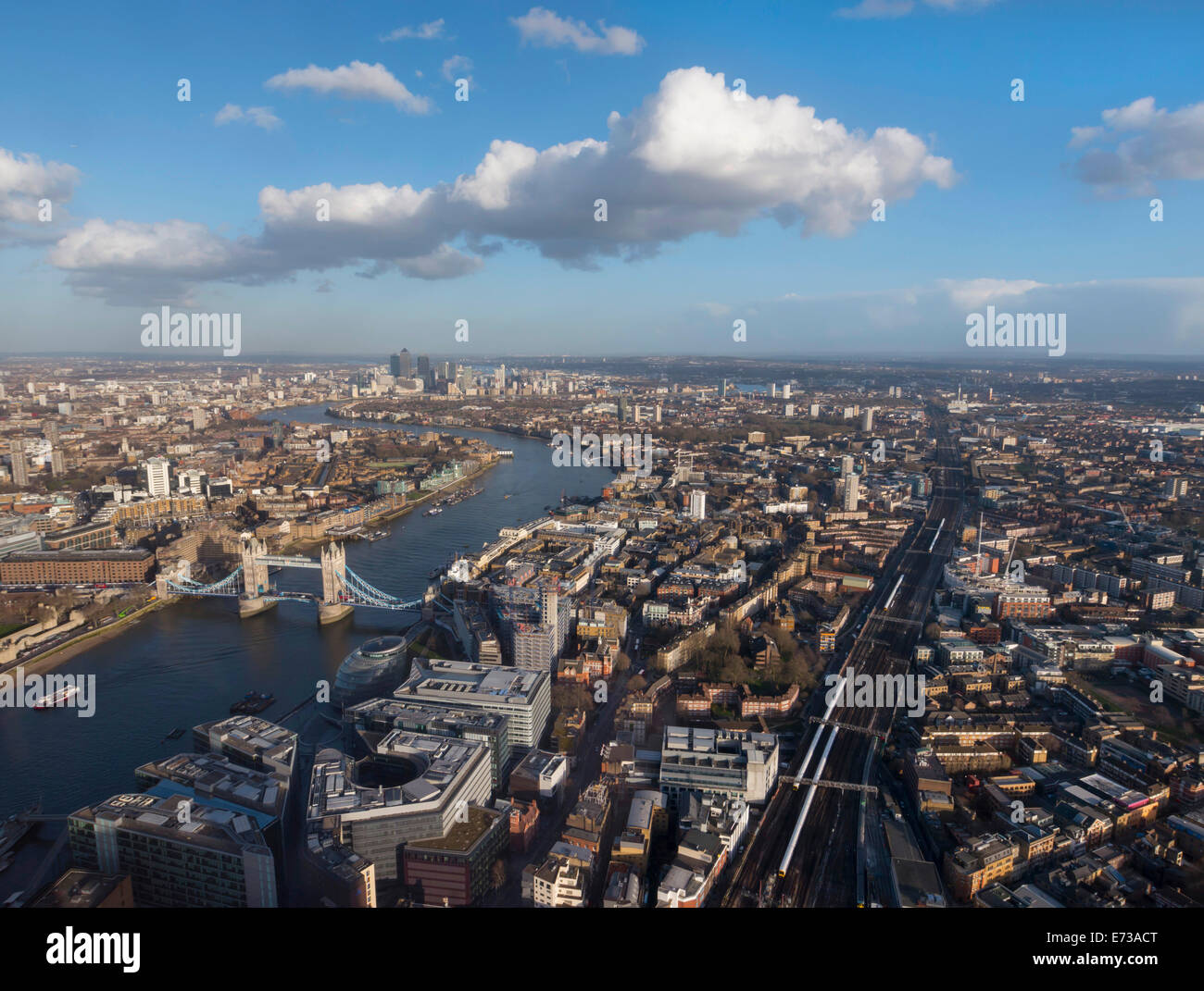 Paesaggio urbano dell'antenna che mostra il fiume Tamigi e il Tower Bridge e binari ferroviari, London, England, Regno Unito, Europa Foto Stock