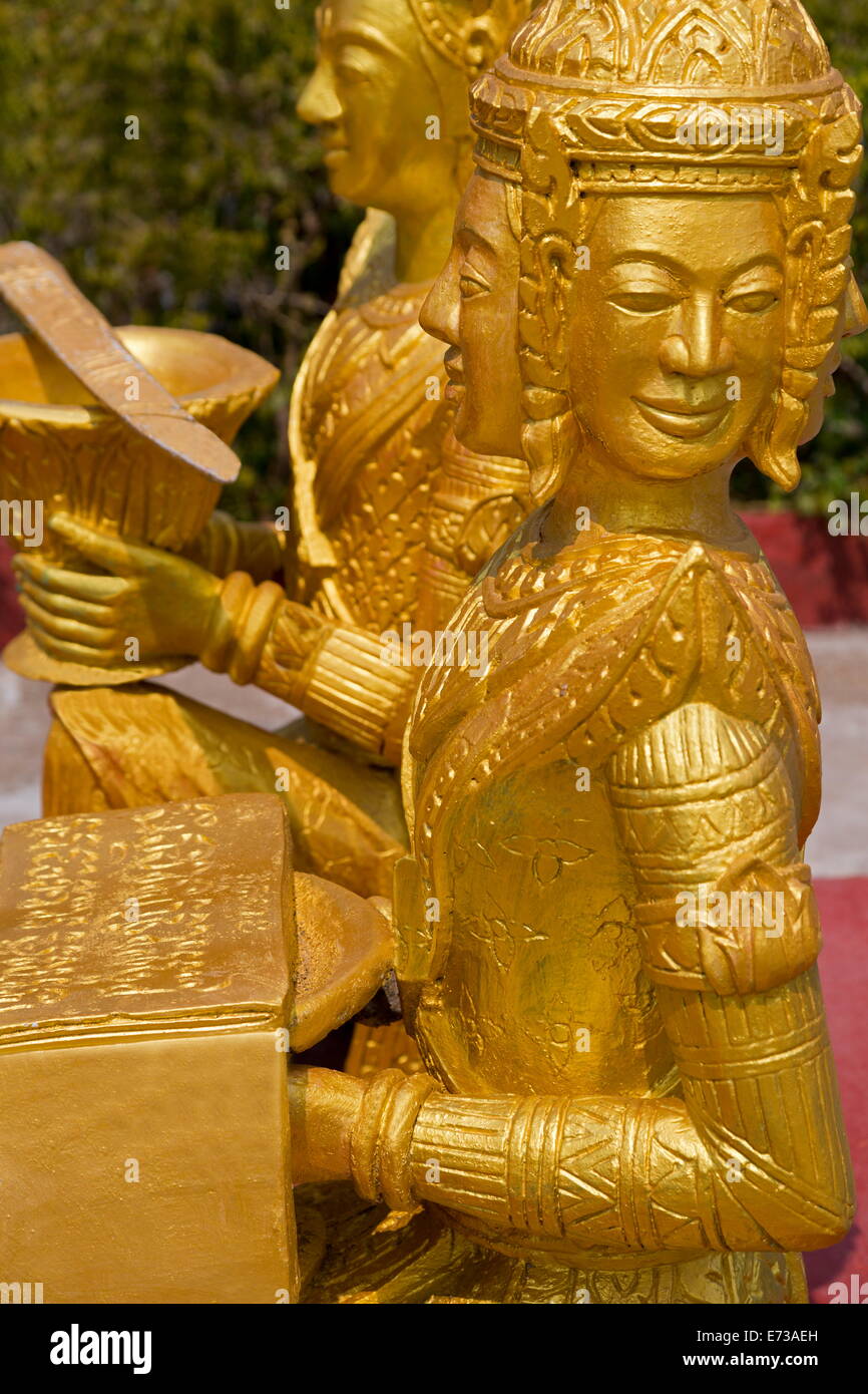 Statua di oro in Wat Krom tempio, Sihanoukville porto, Sihanouk Provincia, Cambogia, Indocina, Asia sud-orientale, Asia Foto Stock
