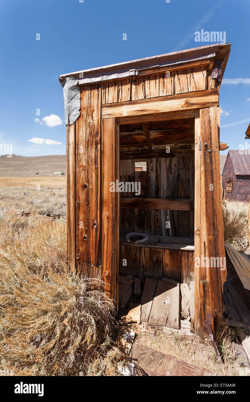 Al di fuori di wc, Bodie State Historic Park, Bridgeport, California, Stati Uniti d'America, America del Nord Foto Stock