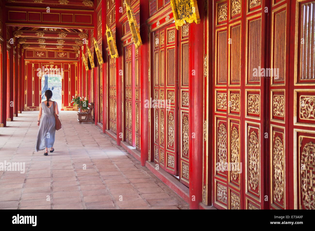 Donna al Palazzo Imperiale in cittadella, Sito Patrimonio Mondiale dell'UNESCO, tonalità, Thua Thien-Hue, Vietnam, Indocina, Asia sud-orientale, Asia Foto Stock