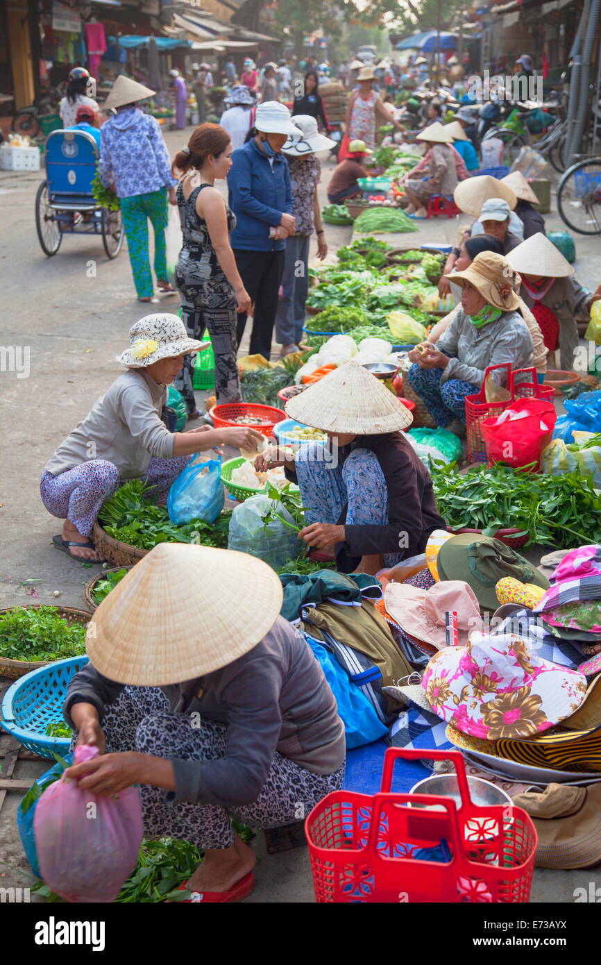 Le donne la vendita di verdura al mercato, Hoi An, Quang Nam, Vietnam, Indocina, Asia sud-orientale, Asia Foto Stock