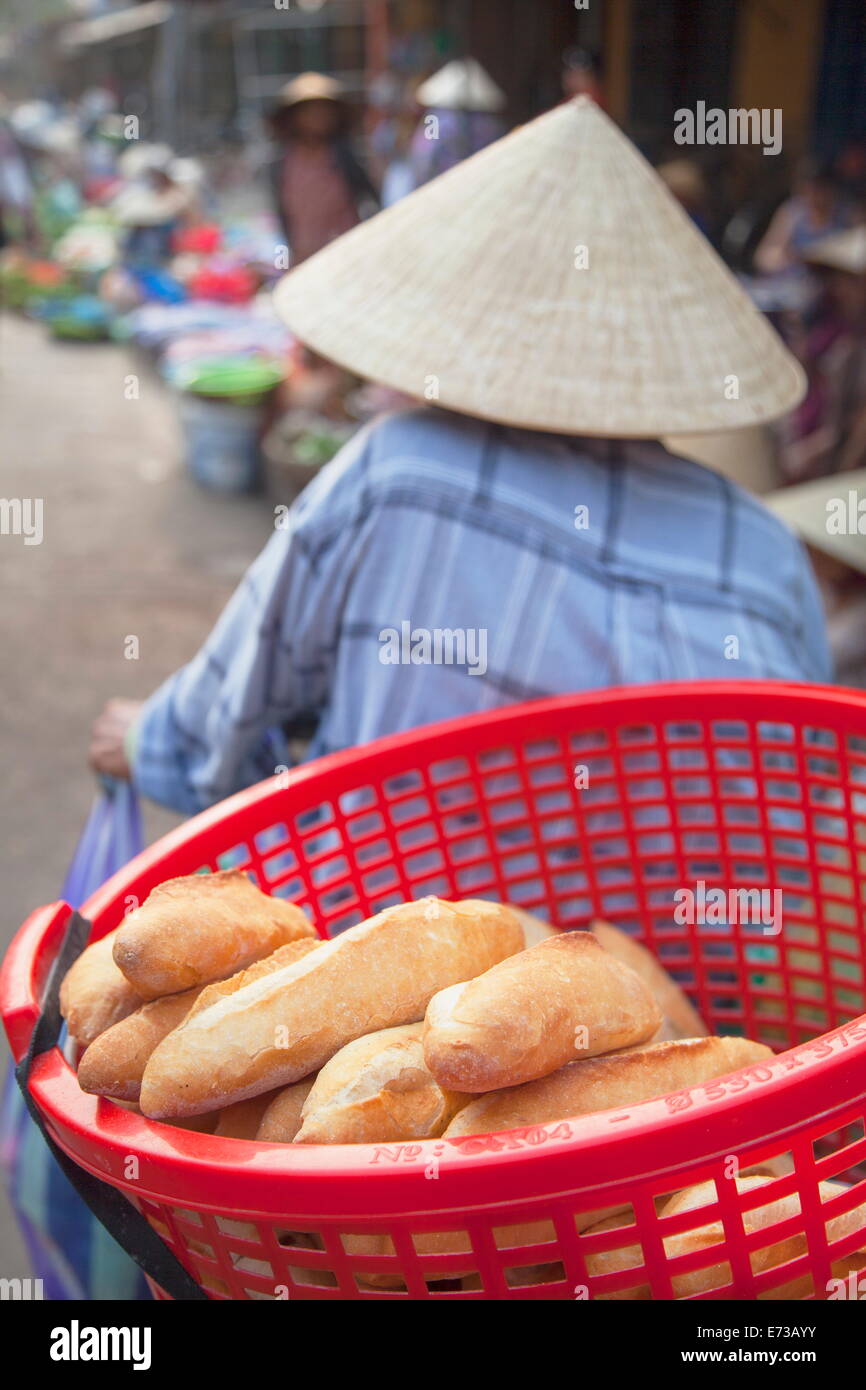 Le donne la vendita di verdura al mercato, Hoi An, Quang Nam, Vietnam, Indocina, Asia sud-orientale, Asia Foto Stock