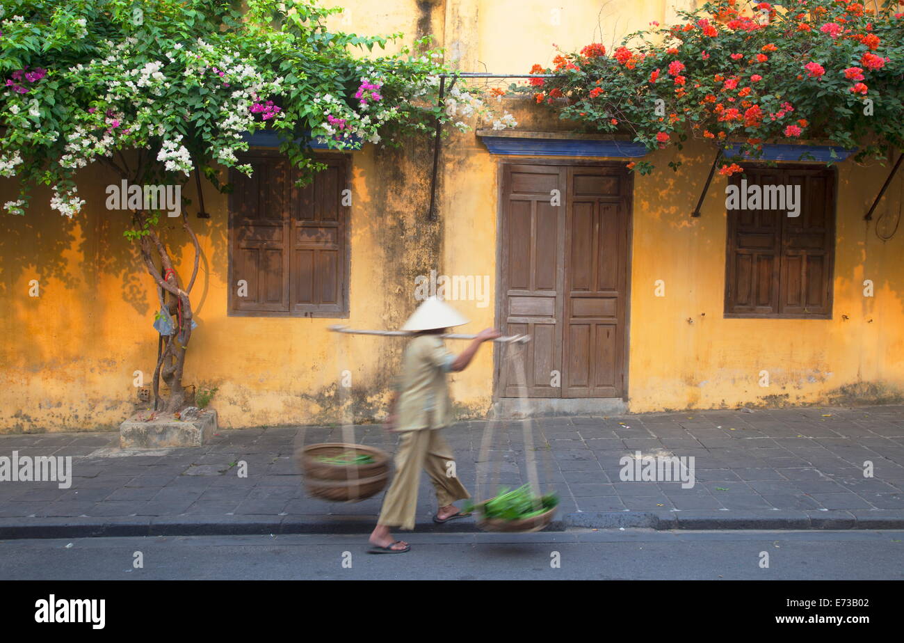 Donna che trasportano le verdure in street, Hoi An, Sito Patrimonio Mondiale dell'UNESCO, Quang Nam, Vietnam, Indocina, Asia sud-orientale, Asia Foto Stock