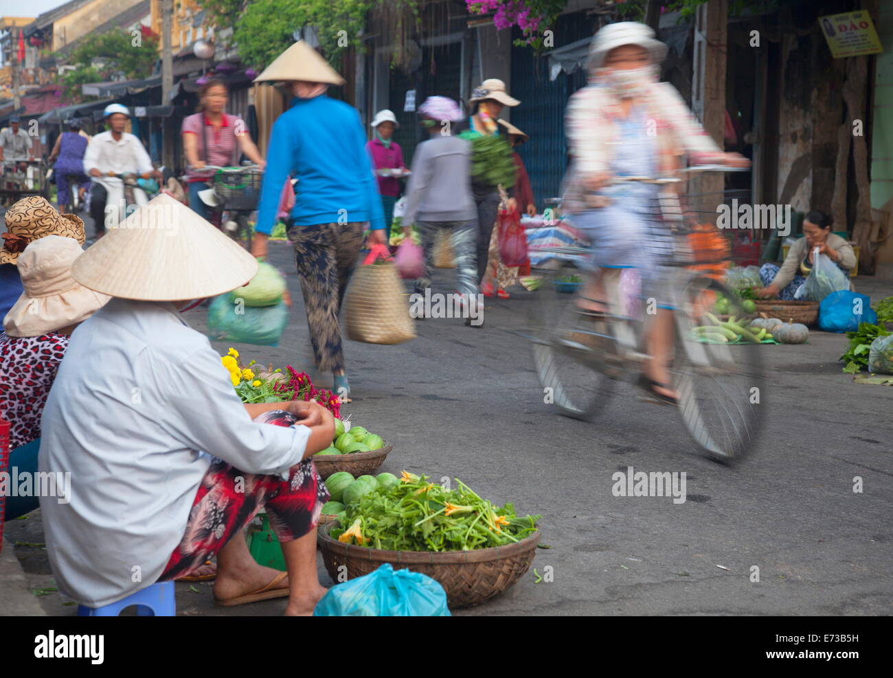 Donne rivenditori di verdura al mercato, Hoi An, sito UNESCO, Quang Nam, Vietnam, Indocina, Asia sud-orientale, Asia Foto Stock