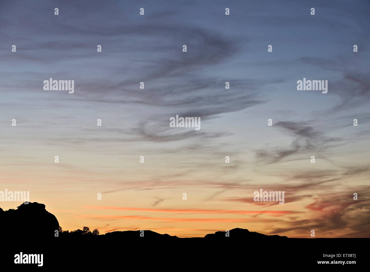 Wispy nuvole al tramonto, tasca bianco e vermiglio scogliere monumento nazionale, Arizona, Stati Uniti d'America, America del Nord Foto Stock