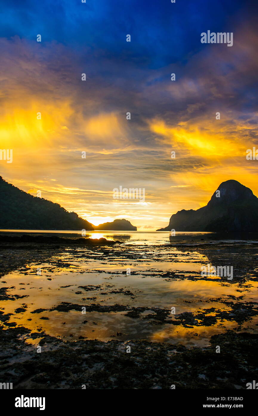 Drammatica la luce del tramonto sulla baia di El Nido, Arcipelago Bacuit, PALAWAN FILIPPINE, Asia sud-orientale, Asia Foto Stock