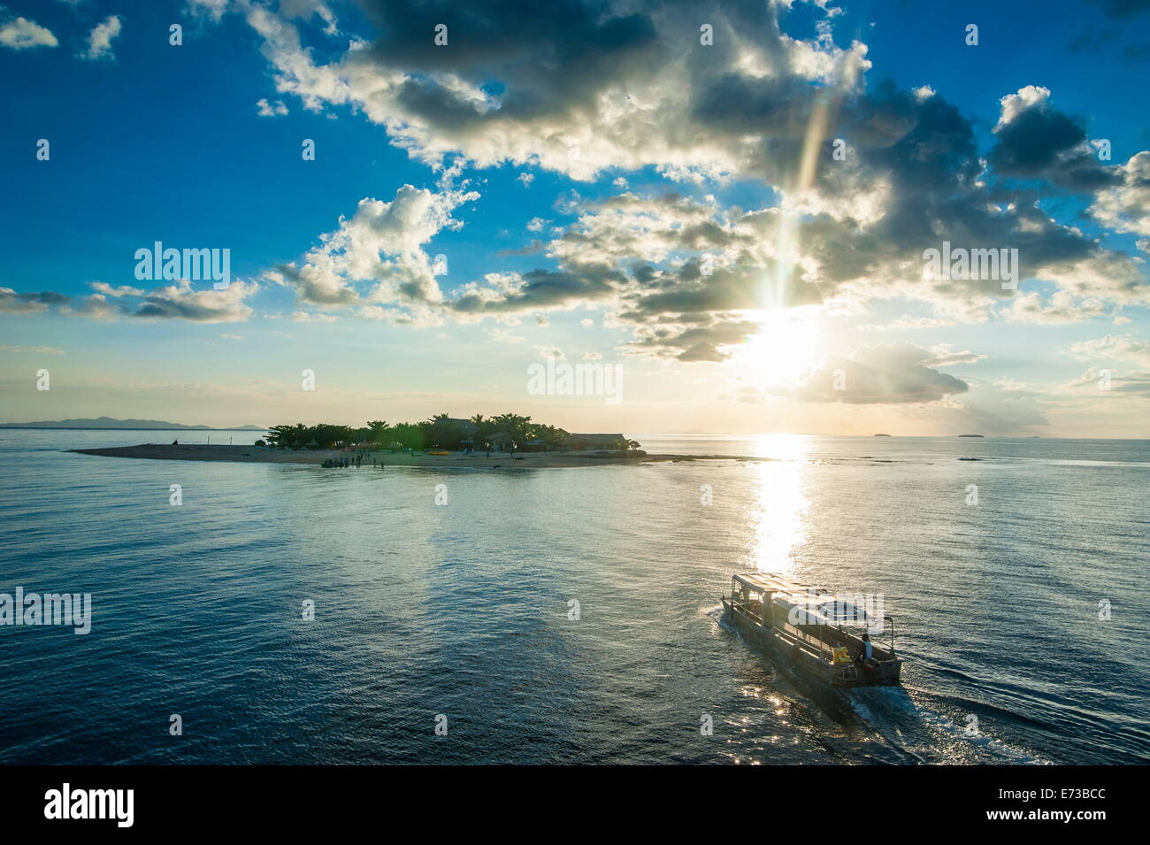 Nuvole drammatico al tramonto sopra le isole Mamanucas, Figi, South Pacific Pacific Foto Stock