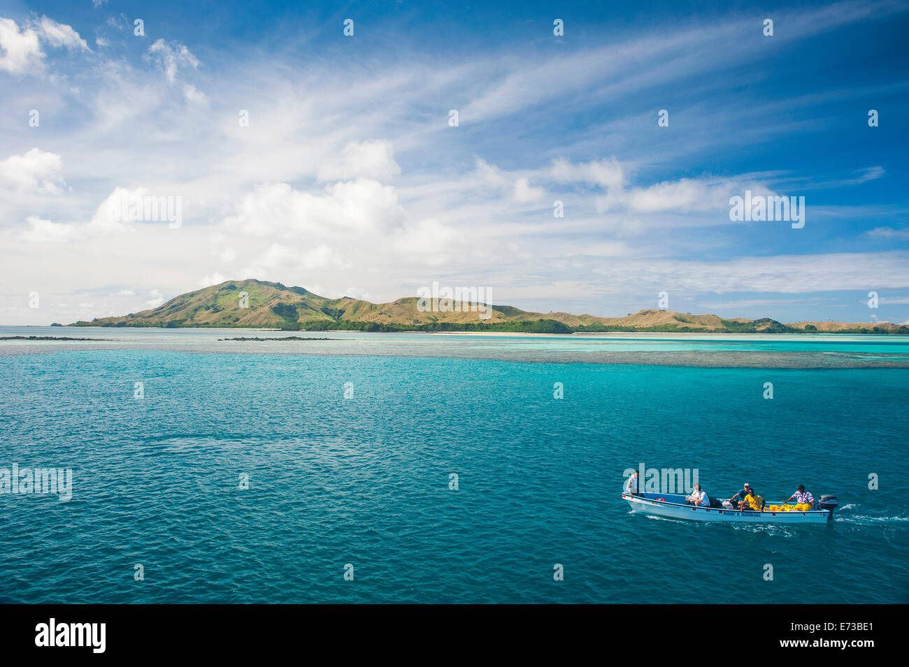 Piccola barca in laguna blu, Yasawas, Figi, South Pacific Pacific Foto Stock