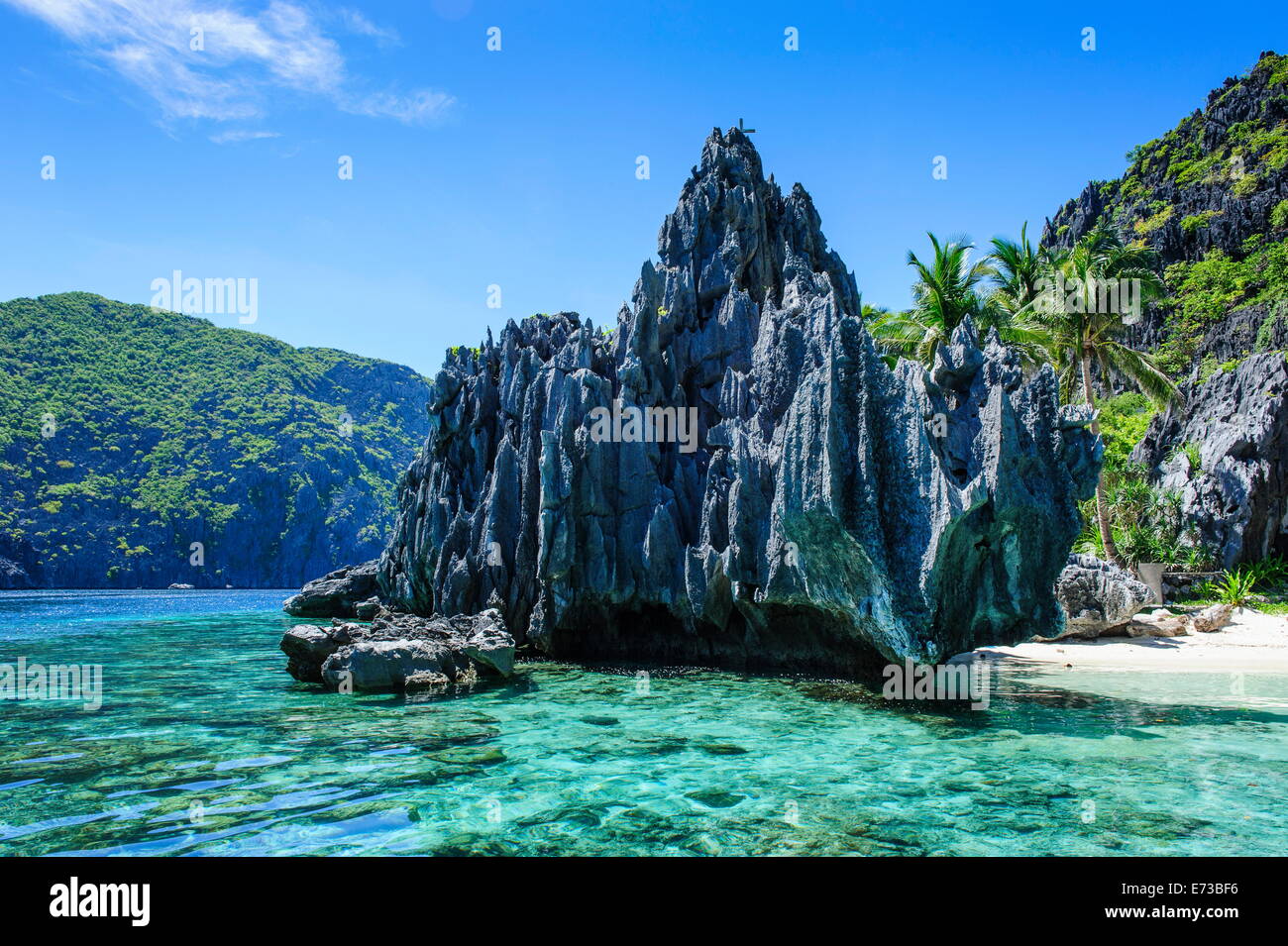 Piccola spiaggia di sabbia bianca e acqua cristallina nell'arcipelago Bacuit, PALAWAN FILIPPINE, Asia sud-orientale, Asia Foto Stock