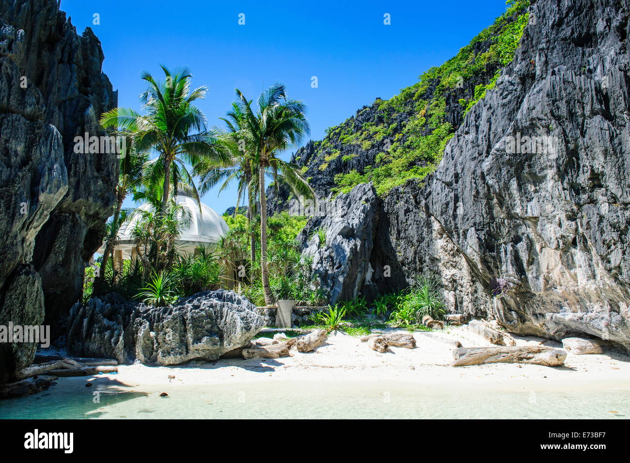 Piccola spiaggia di sabbia bianca e acqua cristallina nell'arcipelago Bacuit, PALAWAN FILIPPINE, Asia sud-orientale, Asia Foto Stock