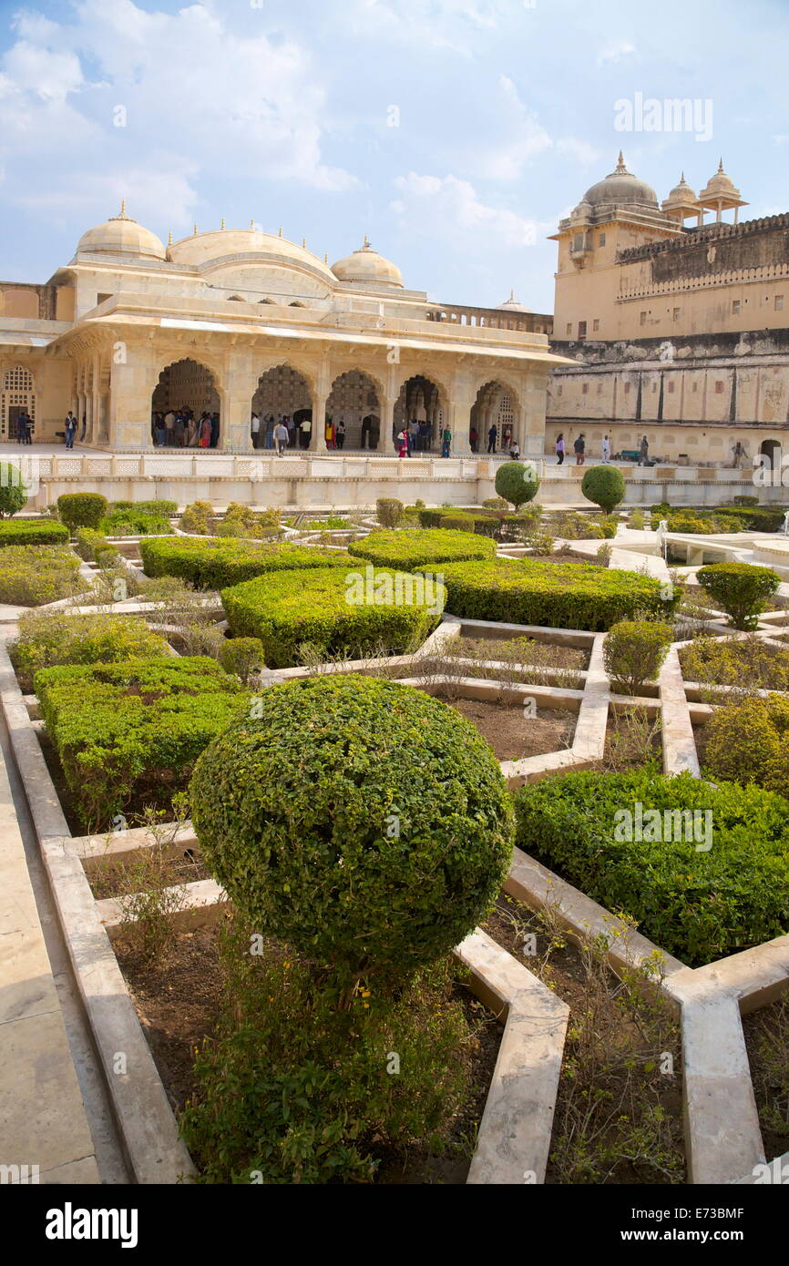 I giardini e la Sala degli Specchi, Fort Ambra Palace Jaipur, Rajasthan, India, Asia Foto Stock