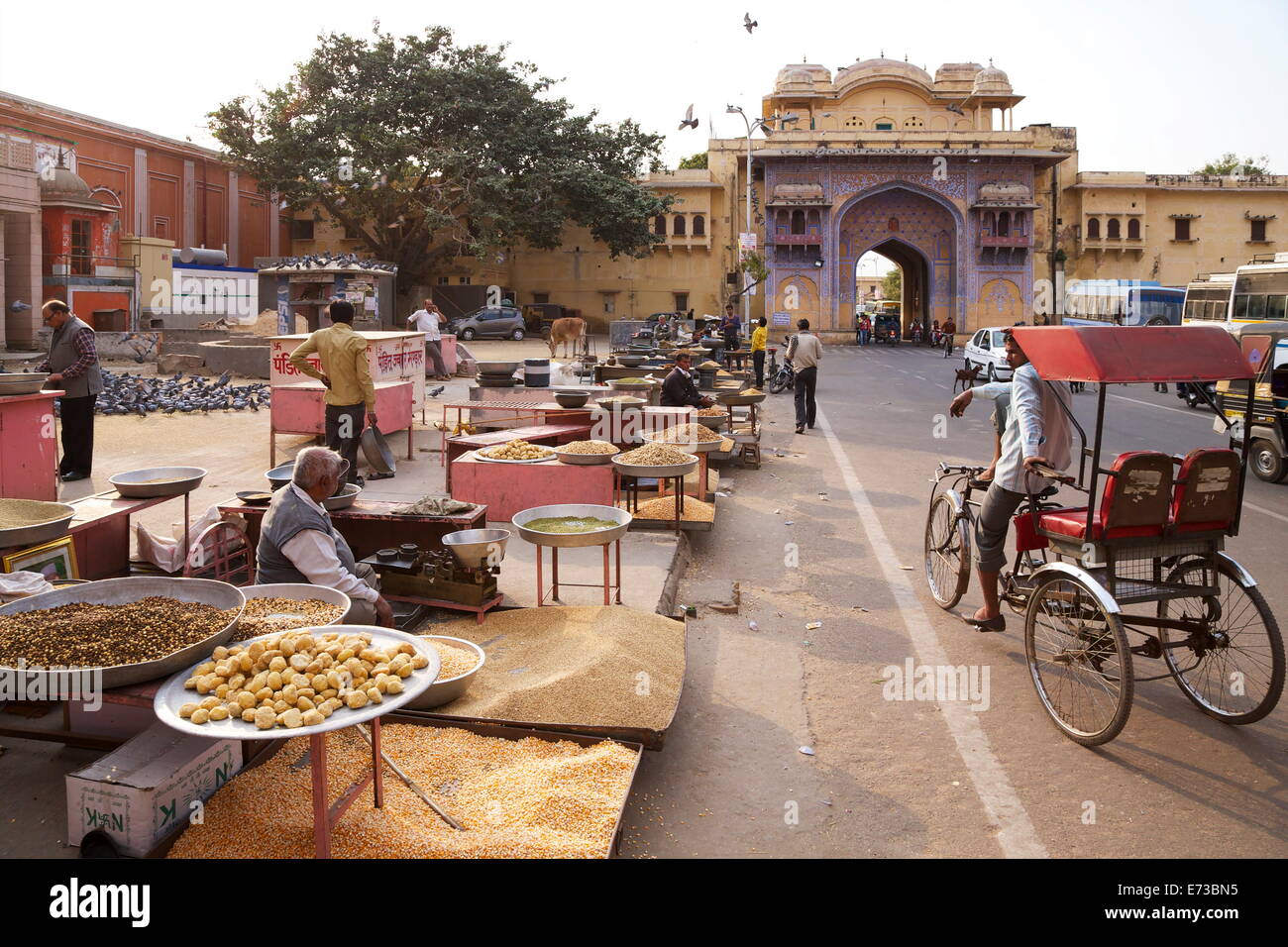 I venditori di cibo di piccione al di fuori di porte del Palazzo di Città, Jaipur, Rajasthan, India, Asia Foto Stock