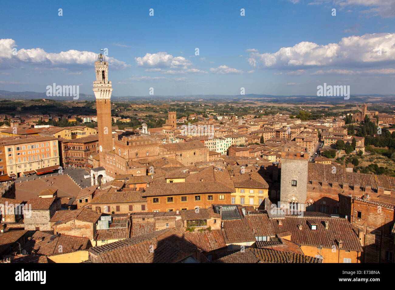 Vista di Siena Palazzo Publico e Piazza del Campo, Sito Patrimonio Mondiale dell'UNESCO, Siena, Toscana, Italia, Europa Foto Stock