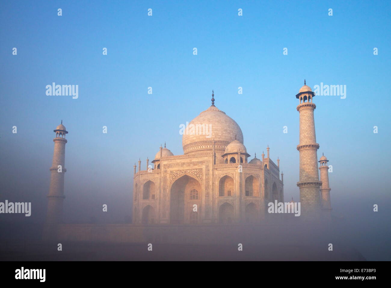 Taj Mahal di sunrise, Sito Patrimonio Mondiale dell'UNESCO, Agra, Uttar Pradesh, India, Asia Foto Stock