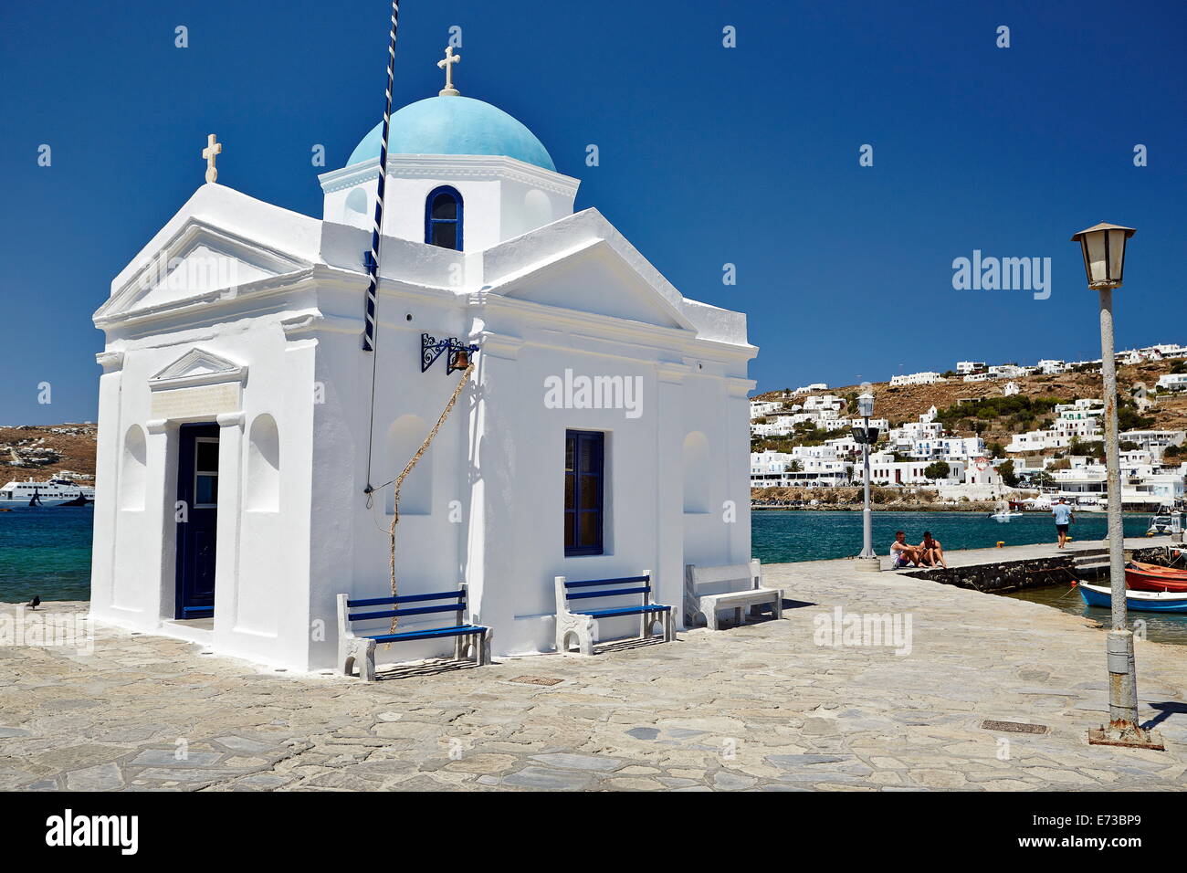 Piccolo chappel sul fronte mare della città di Mykonos (Chora), Mykonos, Cicladi, isole greche, Grecia, Europa Foto Stock
