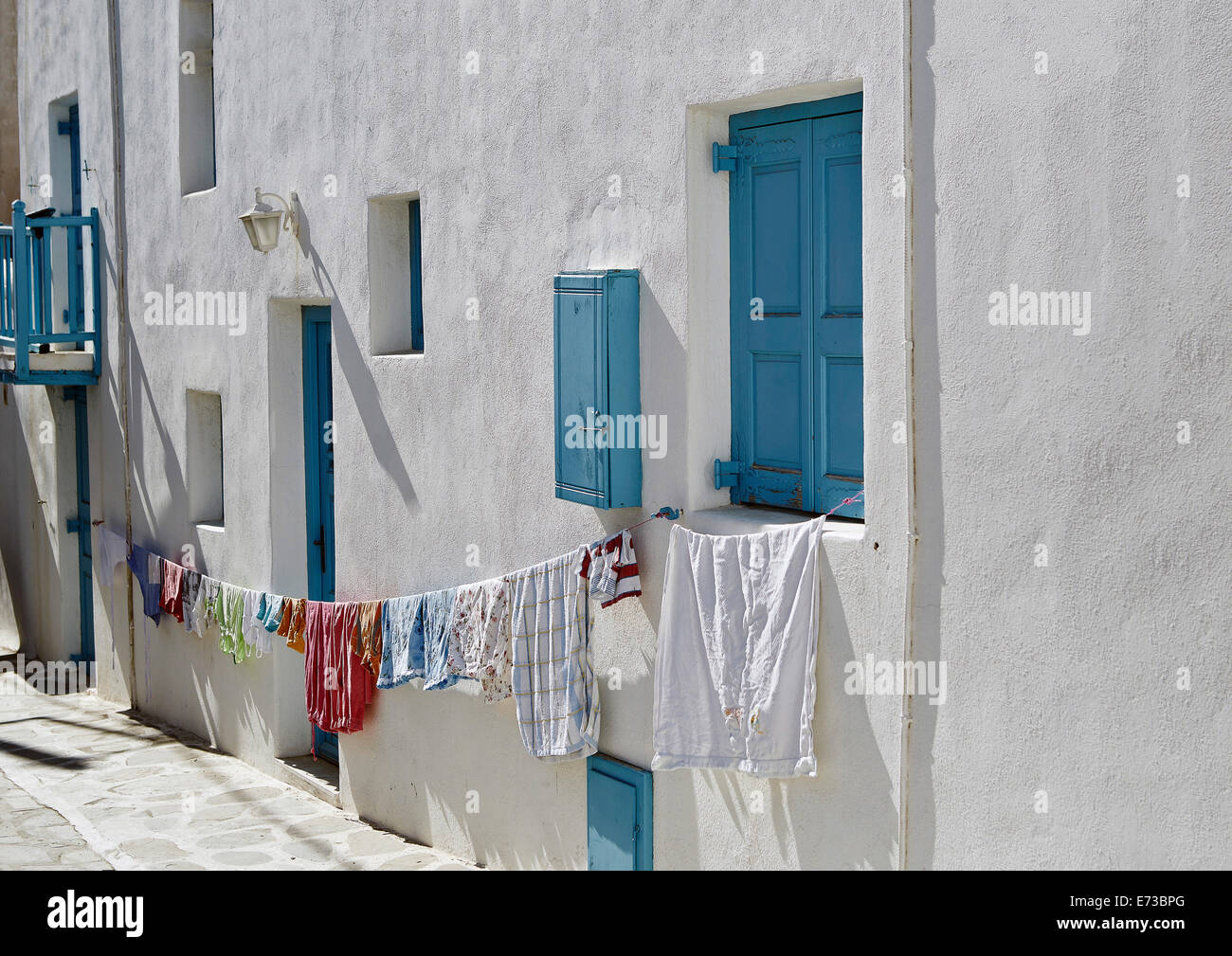 Appendere fuori il lavaggio nella città di Mykonos (Chora), Mykonos, Cicladi, isole greche, Grecia, Europa Foto Stock
