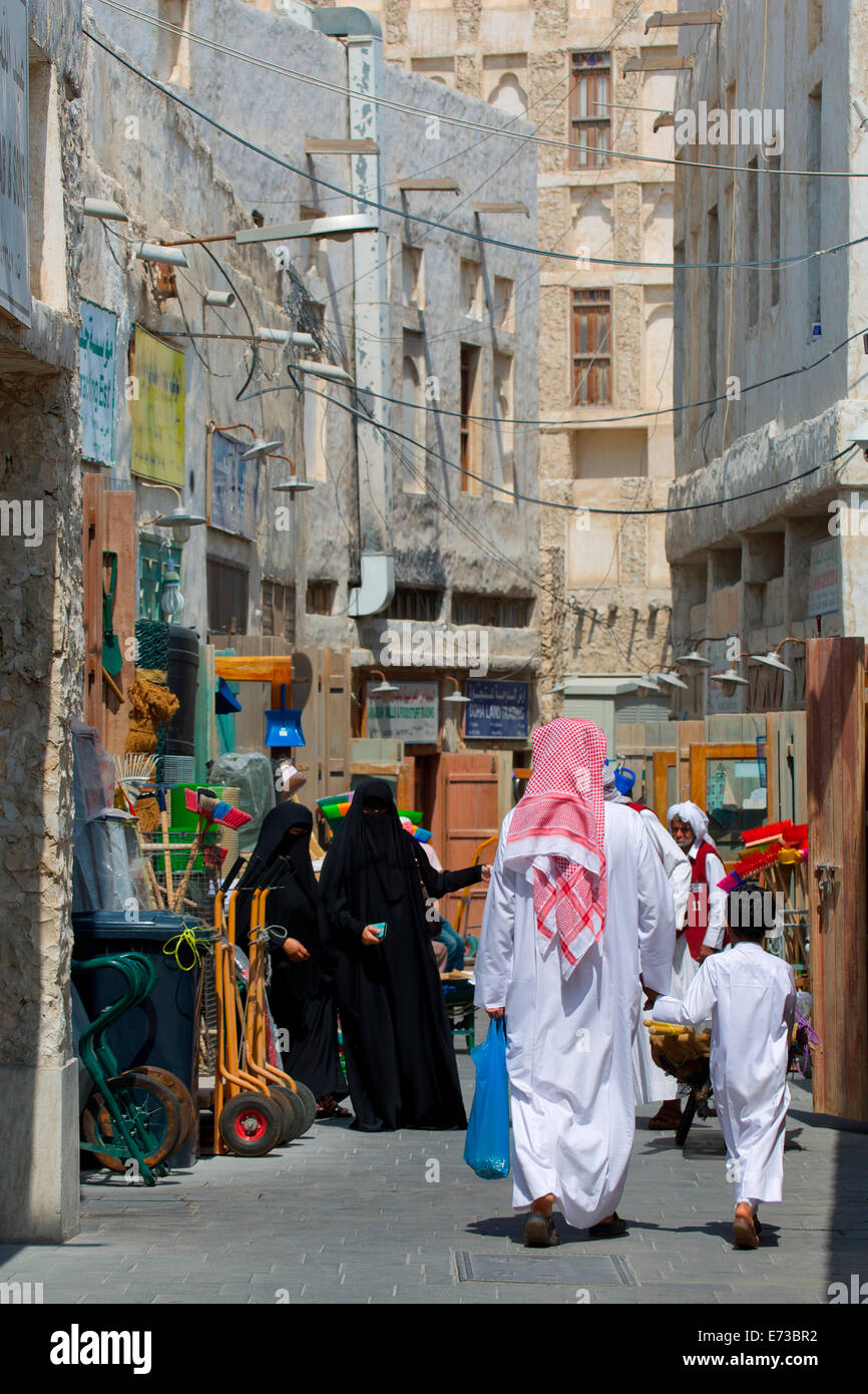 La popolazione locale, Waqif Souq, Doha, Qatar, Medio Oriente Foto Stock