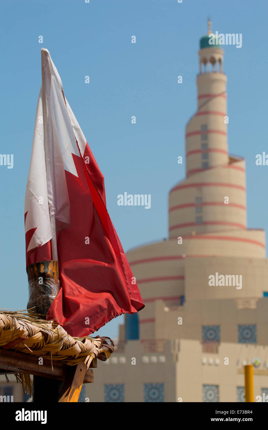 Bandiera del Qatar e centro culturale islamico, Doha, Qatar, Medio Oriente Foto Stock