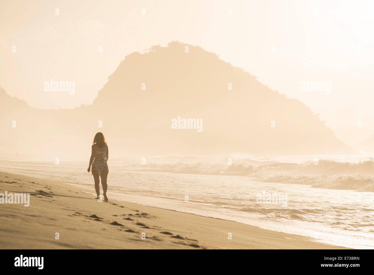 Spiaggia di Copacabana all'alba, Rio de Janeiro, Brasile, Sud America Foto Stock