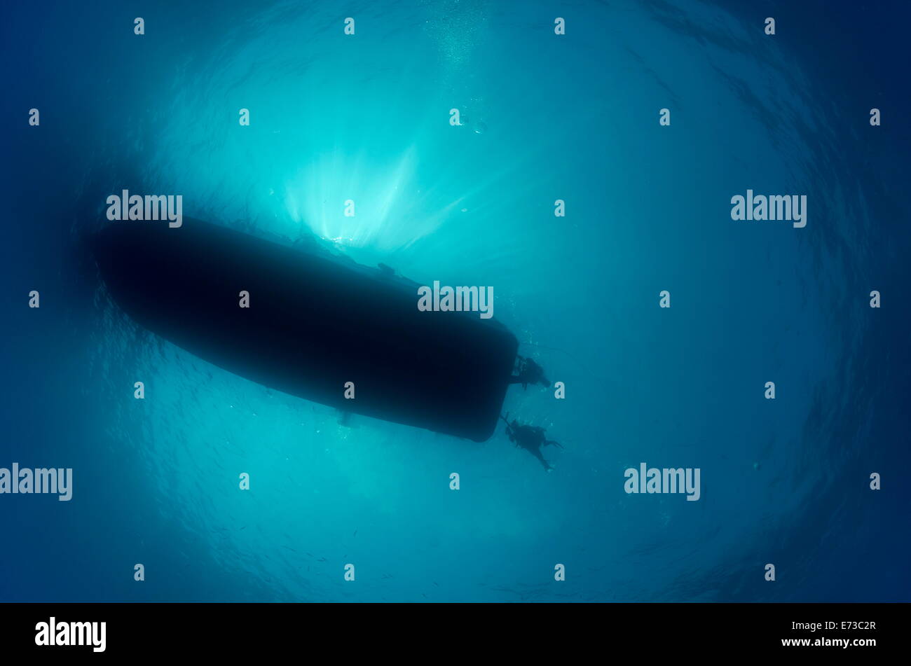 Silhouette della barca con subacquei in immersione di scale a pioli, vista subacquea in Mar Rosso, Egitto, Africa Settentrionale, Africa Foto Stock