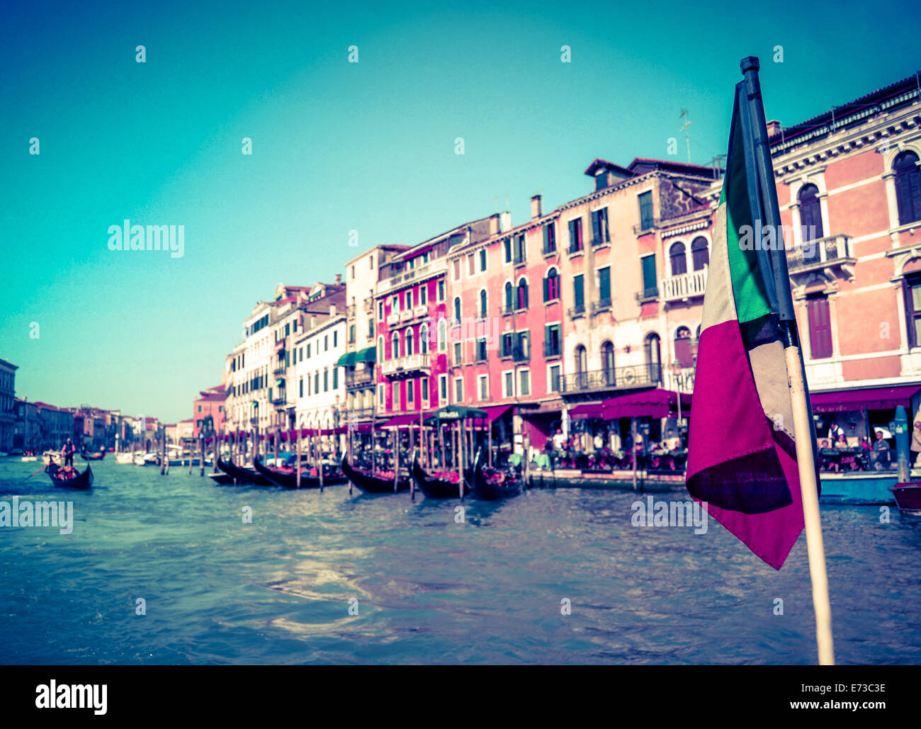 Il Canal Grande a Venezia con Bandiera Italiana Foto Stock
