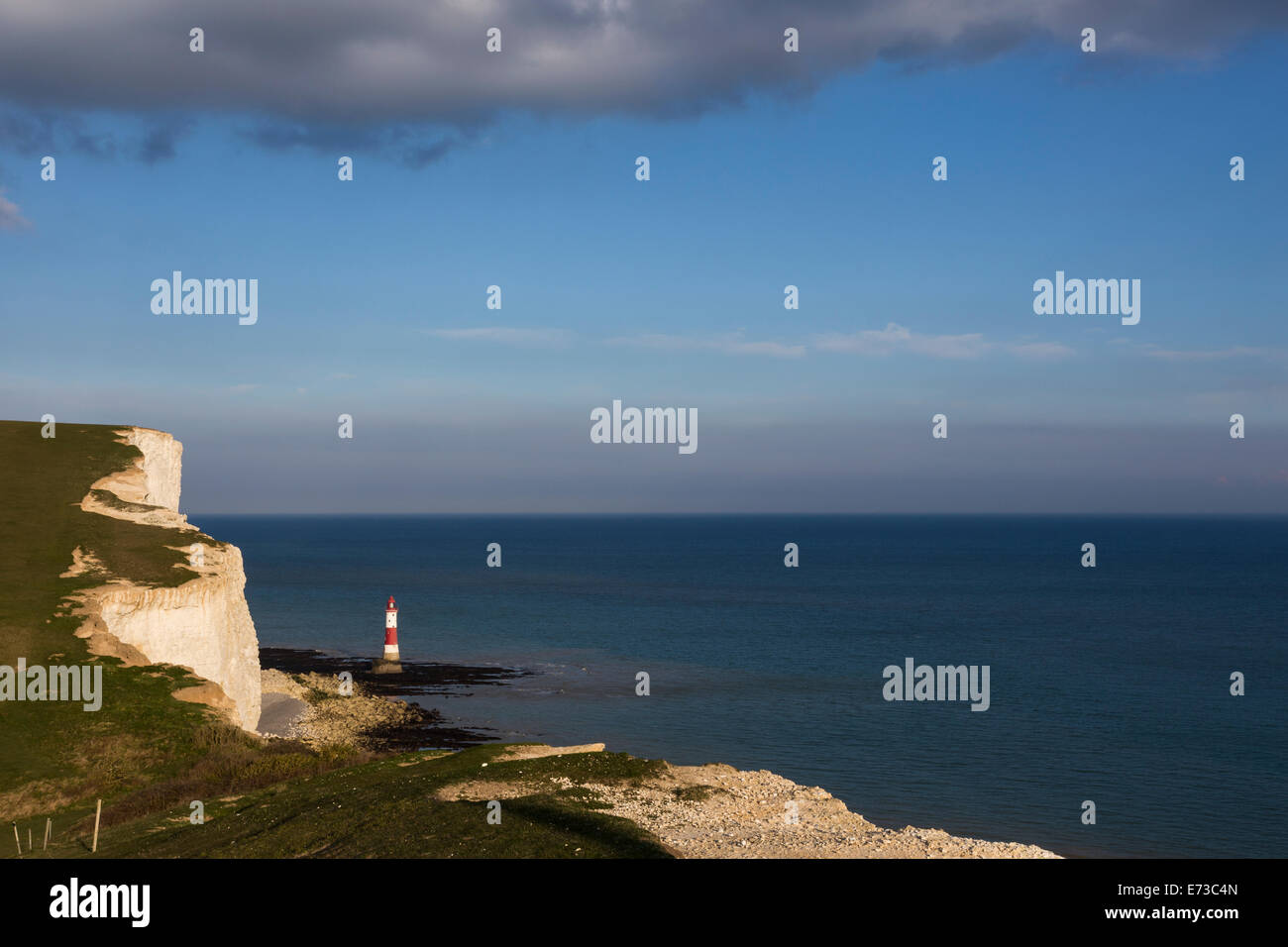Beachy Head Lighthouse visto da sette sorelle scogliere, Seaford, East Sussex, England, Regno Unito Foto Stock