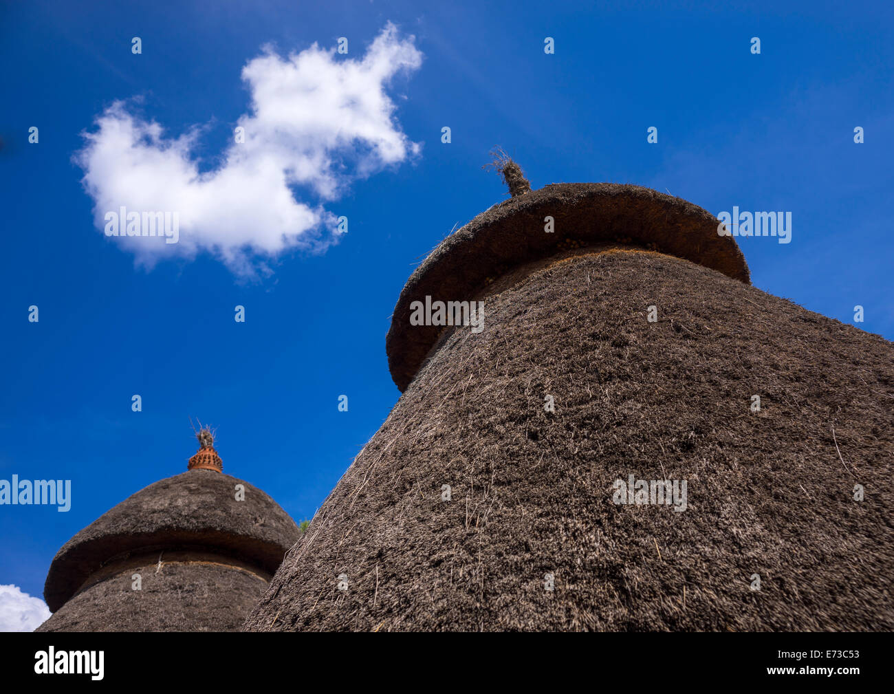 Tribù Konso case tradizionali con pentole sulla parte superiore, Konso, Valle dell'Omo, Etiopia Foto Stock